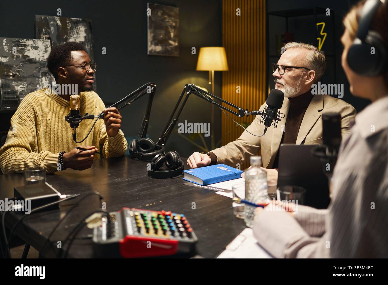 Persone che discutono di libri durante il podcast in Studio Foto Stock