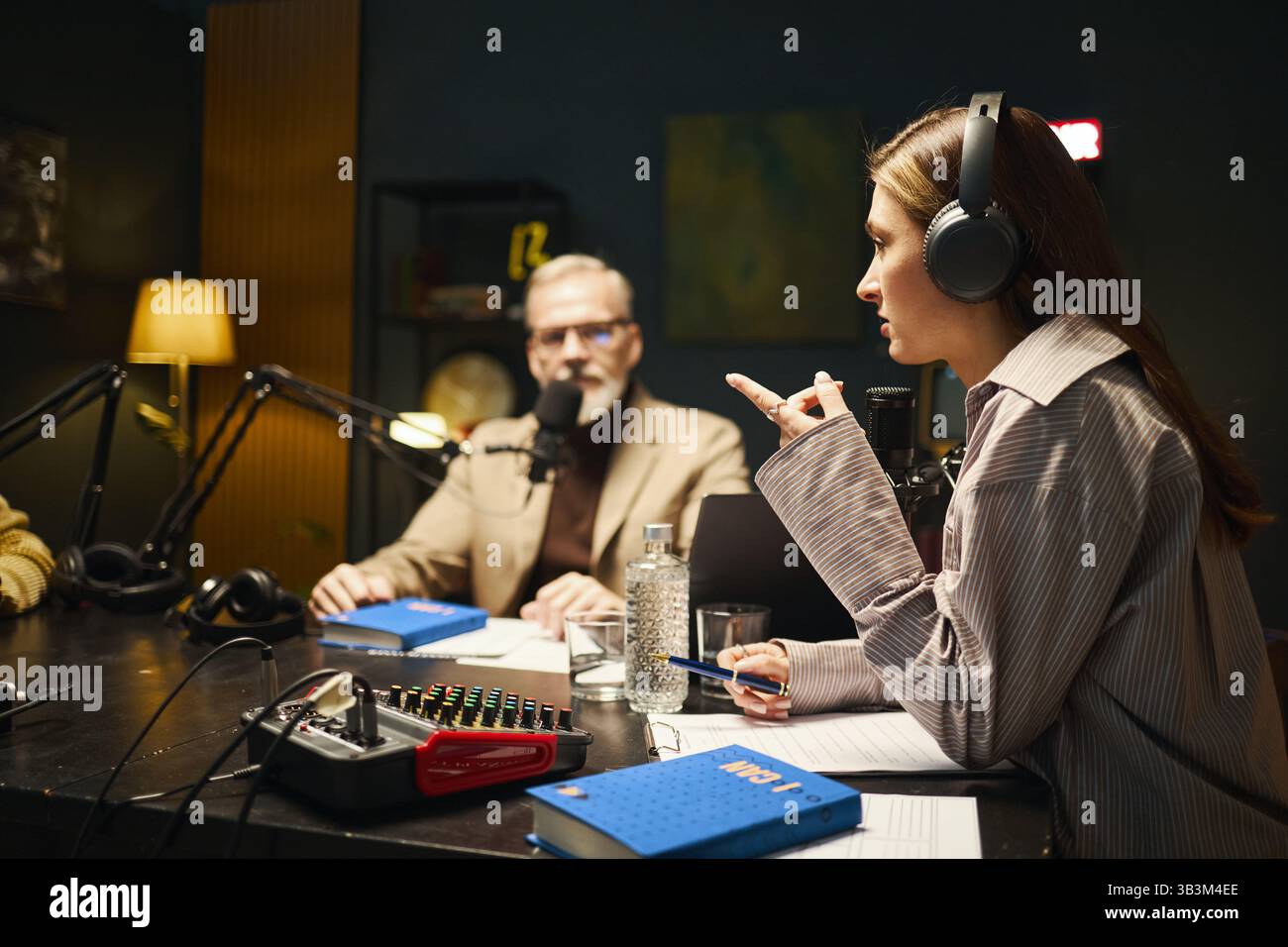 Donna che discute del libro durante il podcast Foto Stock