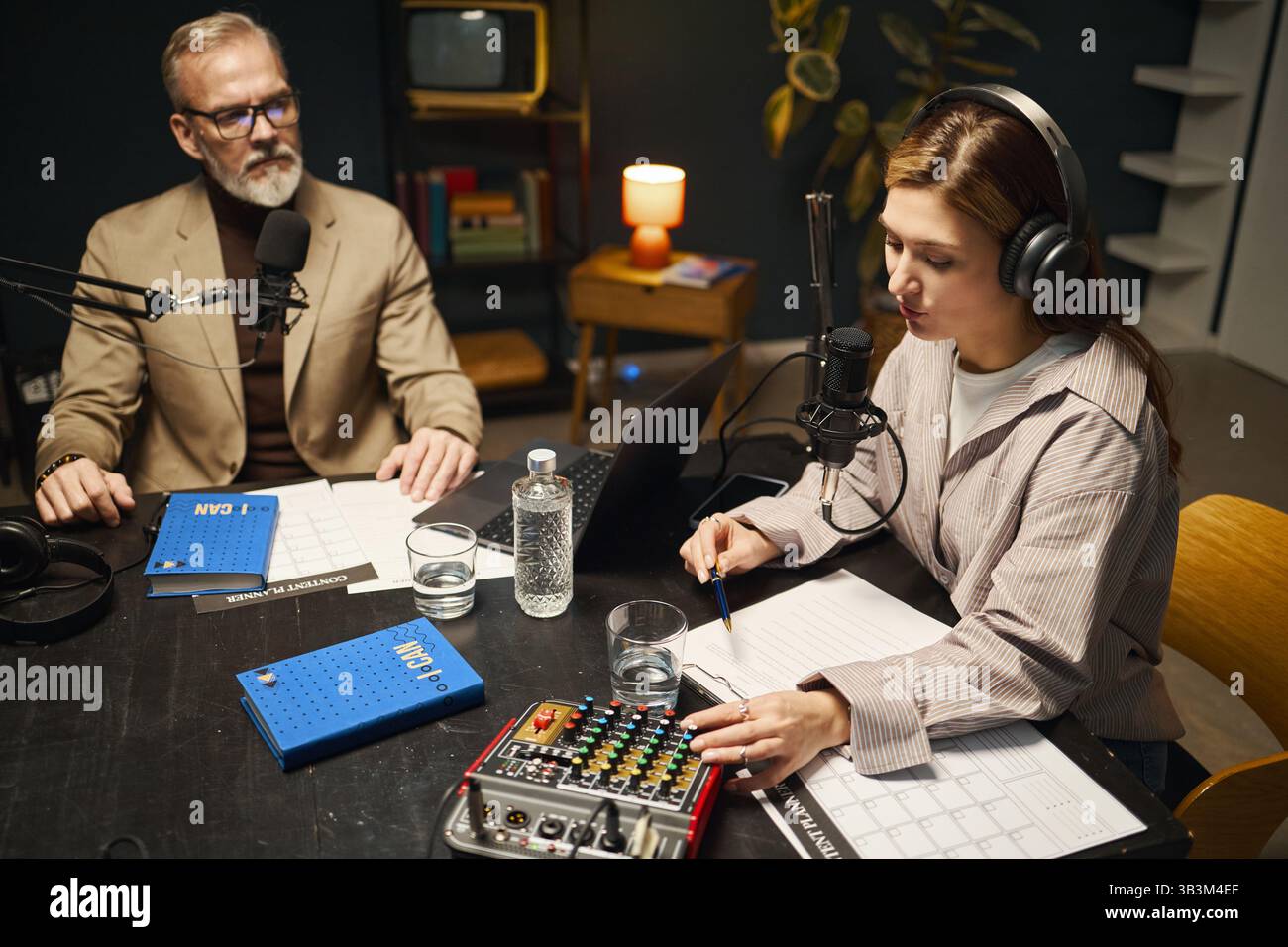 Donna che discute del libro durante il podcast Foto Stock