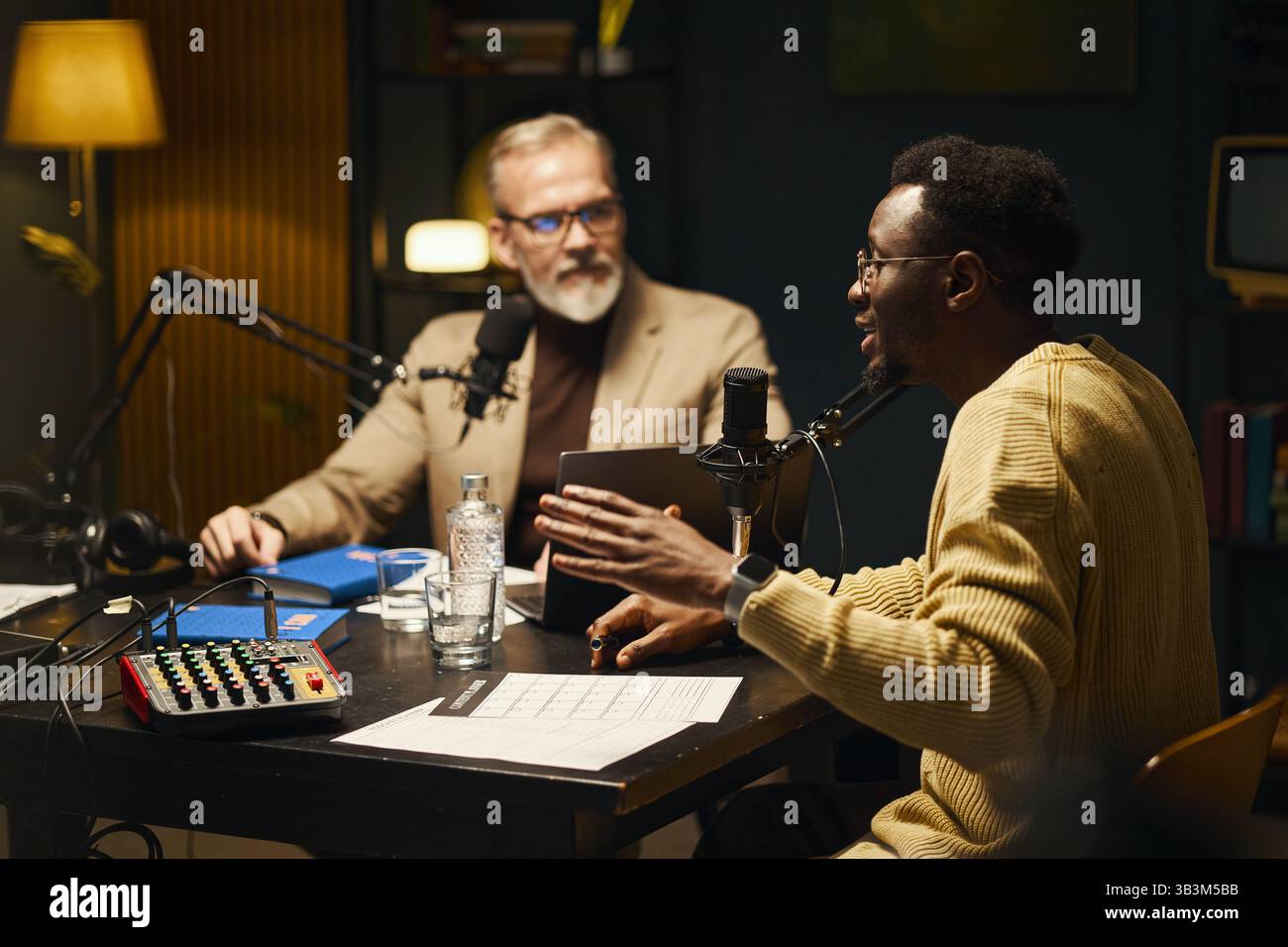 Uomo che parla con Influencer durante il podcast Foto Stock