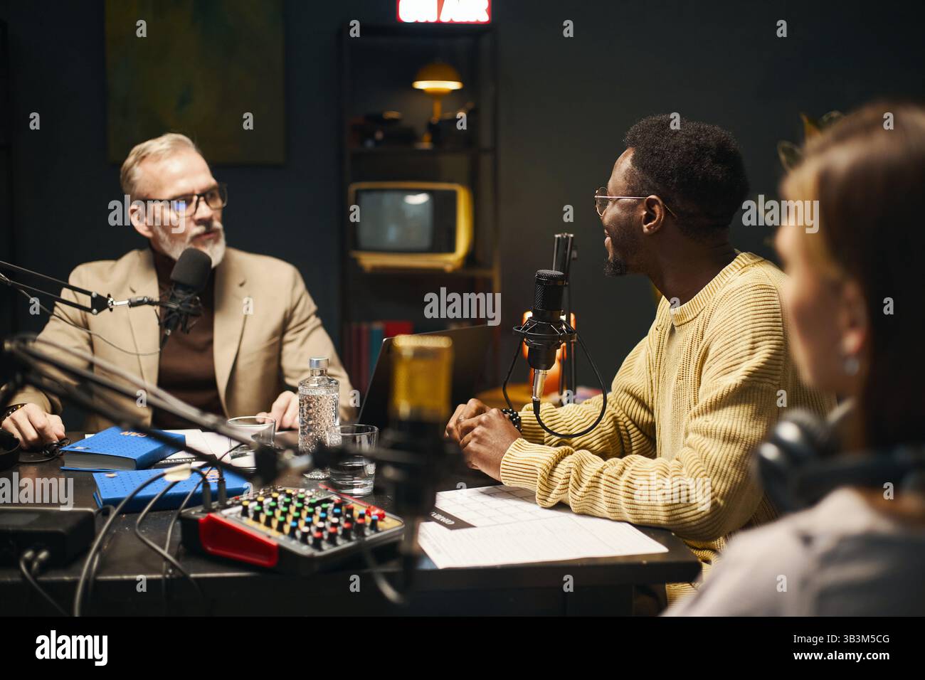 Persone che conversano durante il podcast online Foto Stock