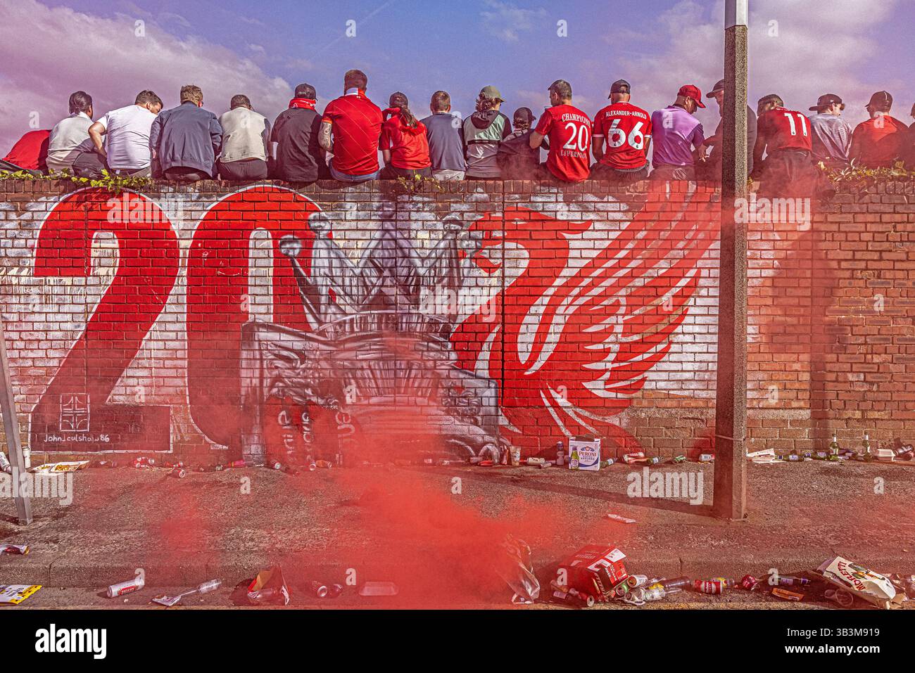 I tifosi del Liverpool si illuminano di fumo, immergendosi nell'atmosfera pre-partita prima dello scontro con il Tottenham ad Anfield, il 27 aprile 2025. Foto Stock