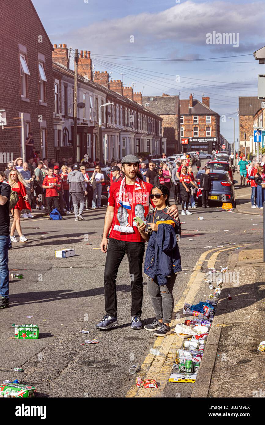 Tifosi del Liverpool che festeggiano fuori dallo stadio di Anfield dopo che la loro squadra ha vinto la partita di calcio della Premier League inglese contro il Tottenham Hotspur Foto Stock