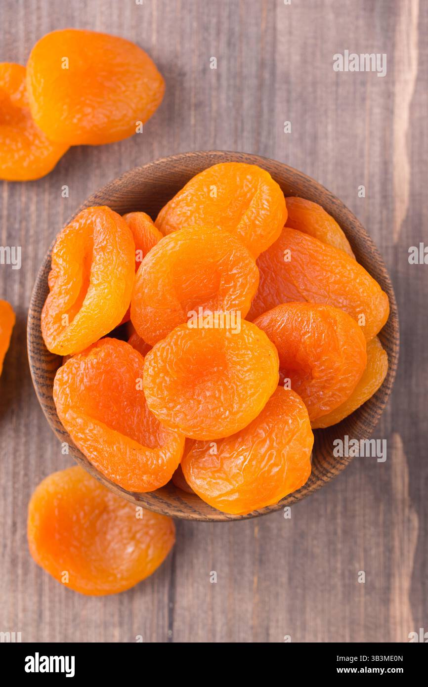 Albicocche secche in un recipiente. Frutta secca. Foto Stock