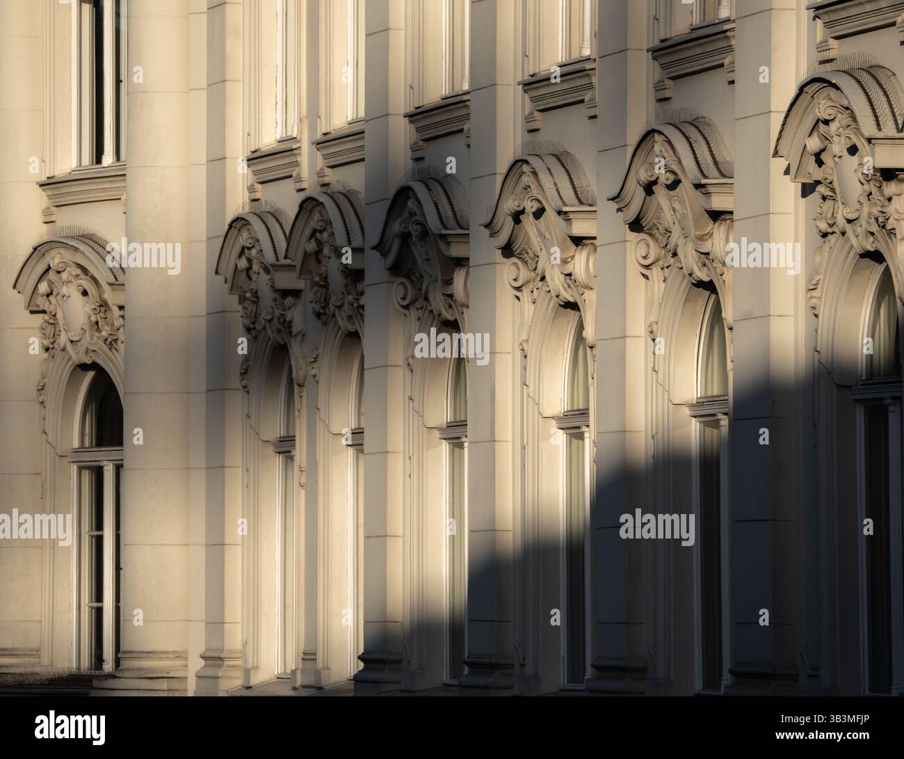 Luci e ombre giocano sulla facciata di un edificio prebellico a Kurfürstendamm, Berlino Foto Stock