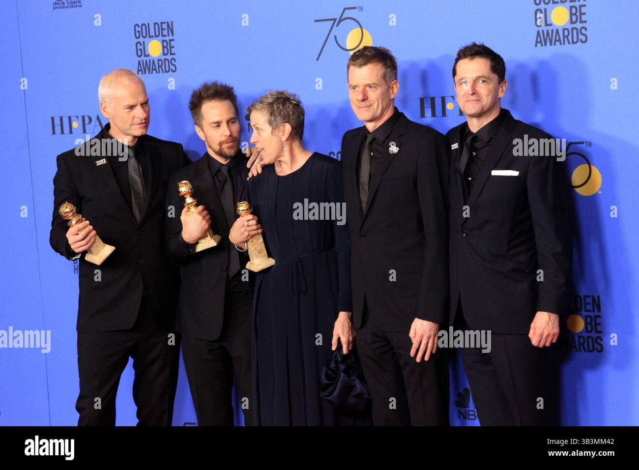 7 gennaio 2018 - Beverly Hills, CA, USA - LOS ANGELES - 7 GENNAIO: Martin McDonagh, Sam Rockwell, Frances McDormand, Graham Broadbent, Peter Czernin presso la 75a sala stampa Golden Globes del Beverly Hilton Hotel il 7 gennaio 2018 a Beverly Hills, CA (immagine di credito: © Kathy Hutchins via ZUMA Wire) Foto Stock