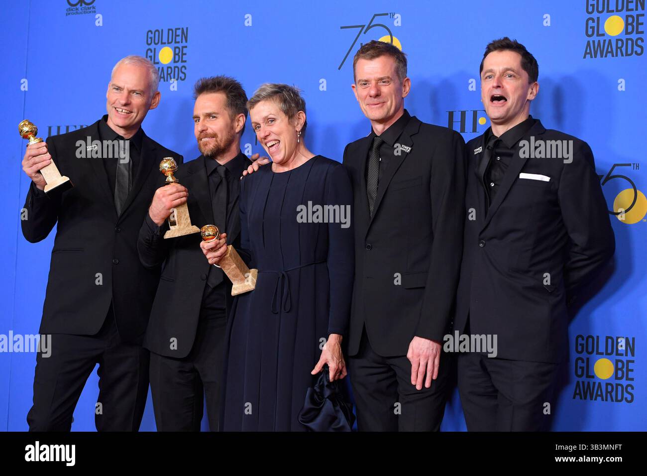 7 gennaio 2018 - Los Angeles, California, Stati Uniti - i membri 'tre cartelloni pubblicitari fuori Ebbing' MARTIN MCDONAGH, SAM ROCKWELL, FRANCES MCDORMAND, GRAHAM BROADBENT e PETER CZERIN celebrano le loro vittorie nella sala stampa durante il 75° Golden Globe Awards annuale, al Beverly Hilton Hotel. (Immagine di credito: © Kevin Sullivan via ZUMA Wire) Foto Stock