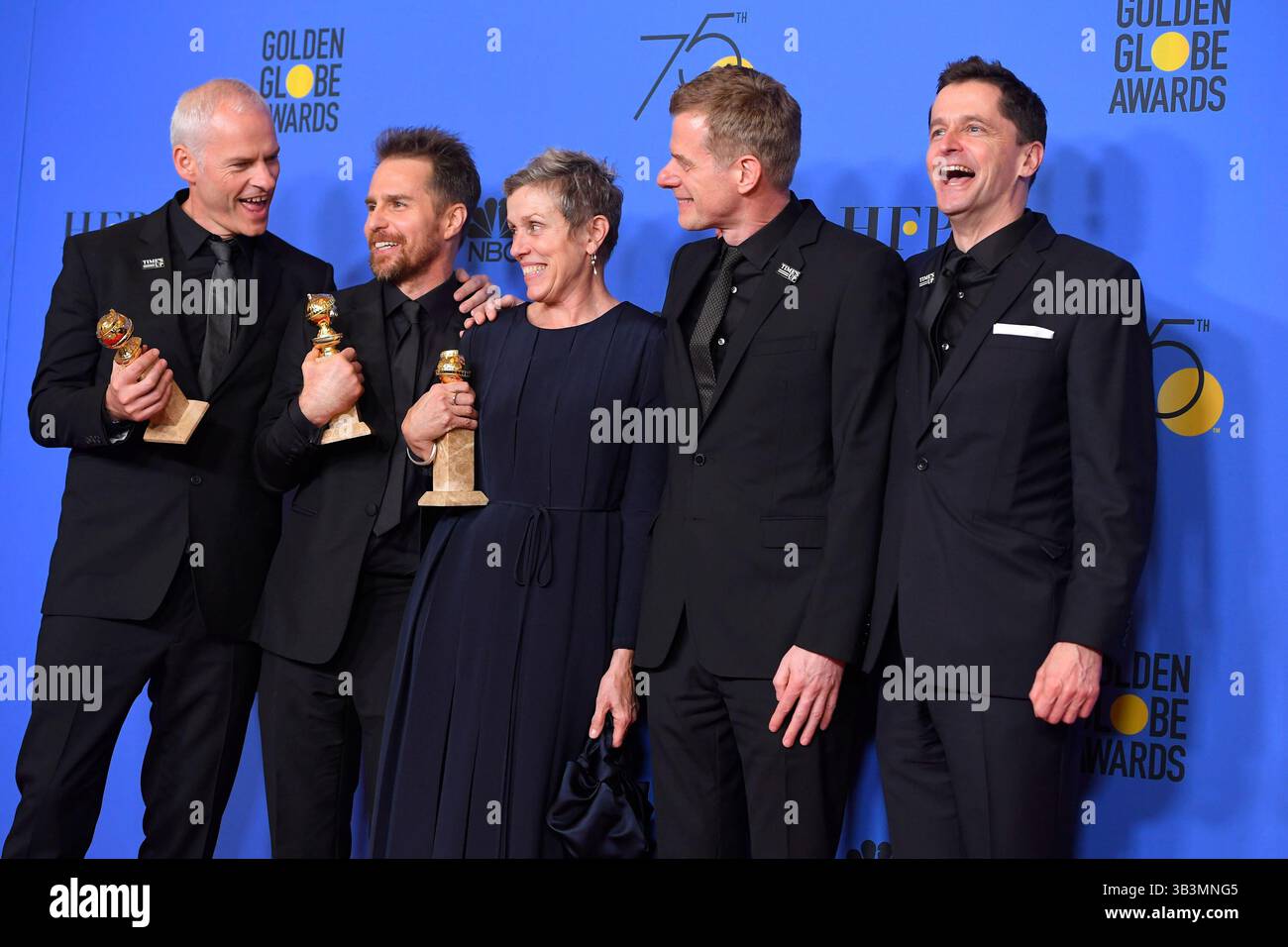 7 gennaio 2018 - Los Angeles, California, Stati Uniti - MARTIN MCDONAGH, SAM ROCKWELL, FRANCES MCDORMAND, GRAHAM BROADBENT e PETER CZERIN festeggiano le loro vittorie dai "tre cartelloni pubblicitari esterni" nella sala stampa durante il 75° Golden Globe Awards annuale, al Beverly Hilton Hotel. (Immagine di credito: © Kevin Sullivan via ZUMA Wire) Foto Stock