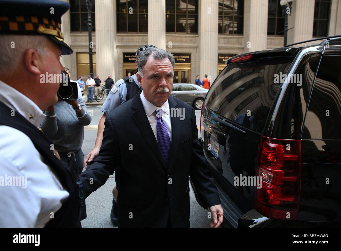 31 luglio 2014 - Chicago, Illinois, USA - l'ex sovrintendente della polizia di Chicago Garry McCarthy torna in macchina dopo aver visitato la scena di una sparatoria del luglio 2014 in South LaSalle Street nel centro di Chicago, Illinois. McCarthy ha detto che il video della sparatoria di Laquan McDonald non avrebbe mai dovuto essere reso pubblico mentre era ancora in corso un'indagine penale. (Immagine di credito: © Nancy Stone/TNS via ZUMA Wire) Foto Stock