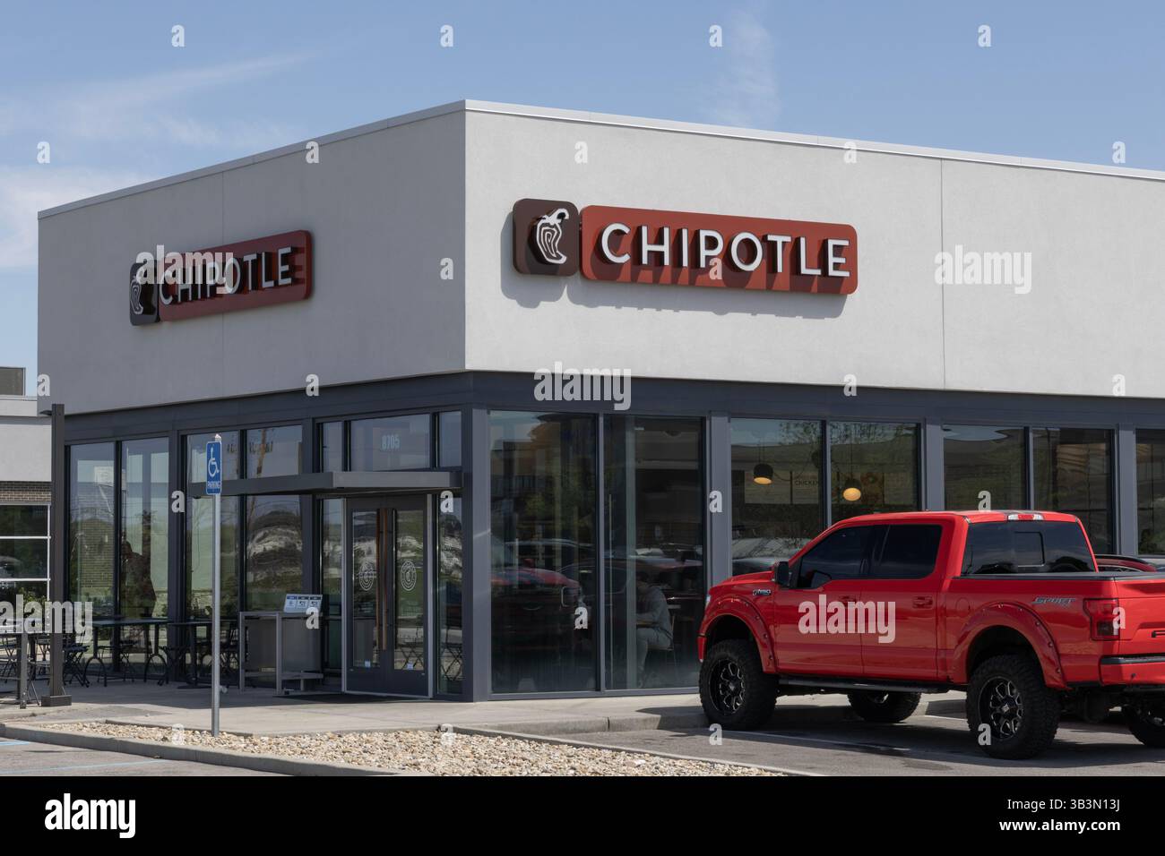 Indianapolis - 27 aprile 2025: Ristorante Chipotle Mexican Grill. Chipotle è una catena di ristoranti di burrito e taco Bowl. Foto Stock