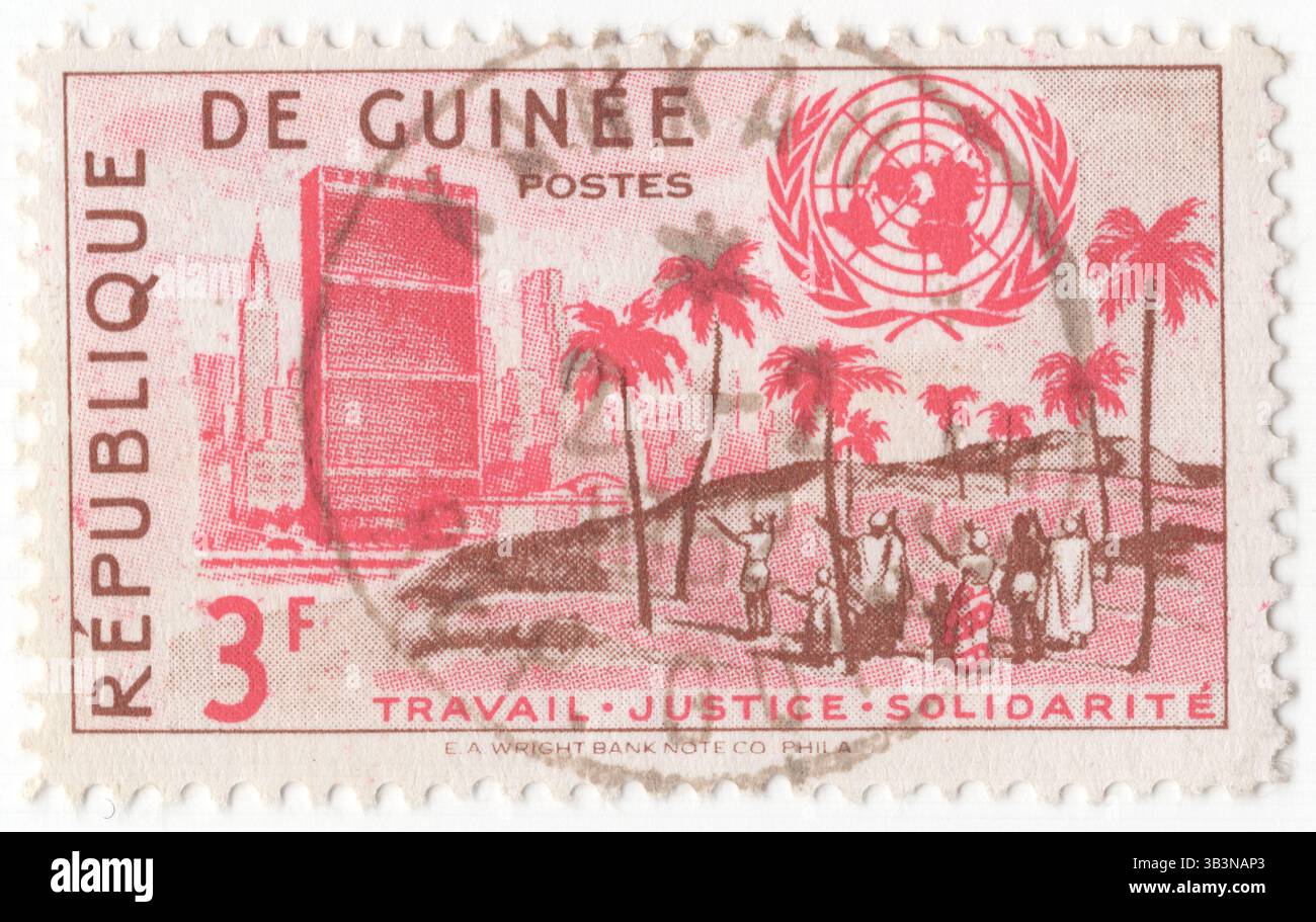 GUINEA - 1959 dicembre 12: Francobollo marrone e cremisi con 3 franchi raffiguranti il quartier generale delle Nazioni Unite, New York e la popolazione della Guinea. L’ammissione della Guinea al primo anniversario delle Nazioni Unite. La Repubblica di Guinea è un paese costiero dell'Africa occidentale. Viene talvolta indicata come Guinea-Conakry dal nome della sua capitale Conakry, per distinguerla da altri territori della regione omonima come la Guinea-Bissau e la Guinea Equatoriale. Ex Guinea francese, ha raggiunto l'indipendenza nel 1958. Ha una storia di colpi di stato militari Foto Stock