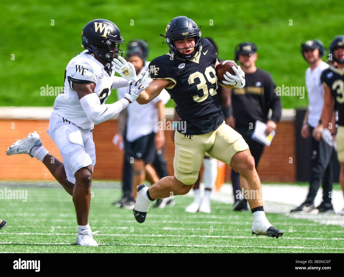 19 aprile 2025: La matricola di Wake Forest Ryan Henley (39) corre a palla e cerca di evitare il sophomore di Wake Forest William Tackie, Jr. (37). Partita di football della NCAA Wake Forest Spring all'Allegacy Federal Credit Union Stadium, Winston-Salem, North Carolina. David Beach/CSM Foto Stock