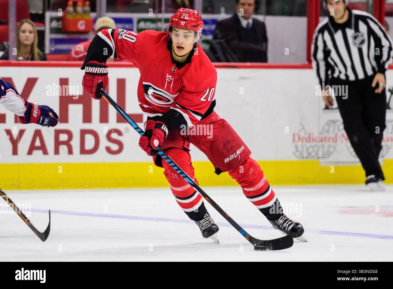 Durante la gara della NHL tra i Columbus Blue Jackets e i Carolina Hurricanes il 16 dicembre 2017 alla PNC Arena di Raleigh, North Carolina. Jacob Kupferman/CSM(immagine di credito: &Copy; Jacob Kupferman/CSM tramite filo ZUMA) Foto Stock