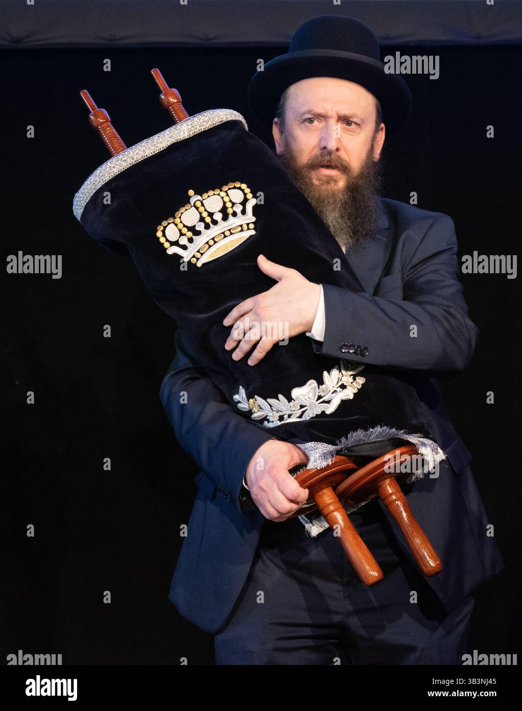 Hanau, Germania. 29 aprile 2025. Uno "Schofer" (scriba della Torah) porta il nuovo rotolo della Torah della comunità ebraica di Hanau durante una cerimonia. Credito: Boris Roessler/dpa/Alamy Live News Foto Stock