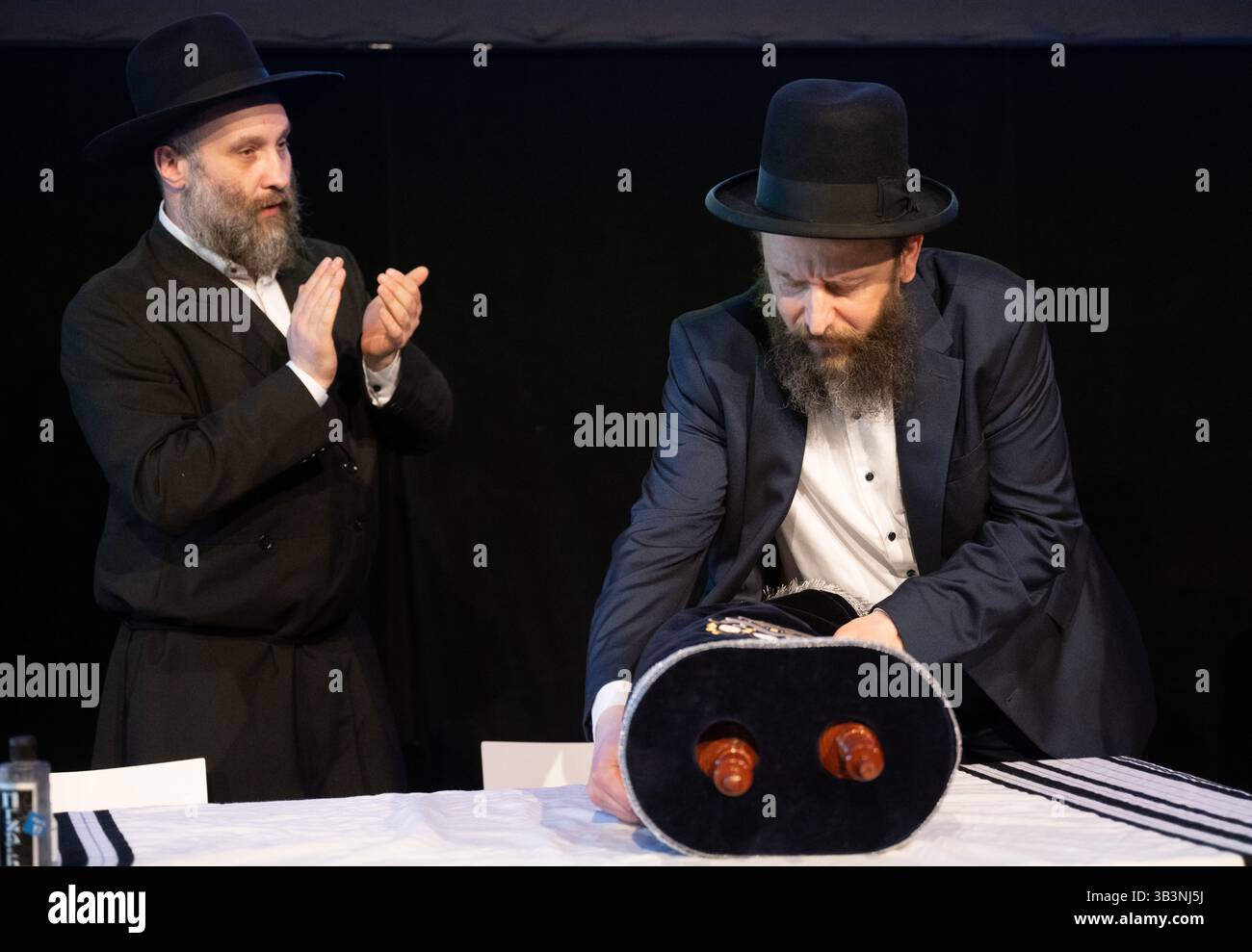 Hanau, Germania. 29 aprile 2025. Uno "Schofer" (scriba della Torah) porta il nuovo rotolo della Torah della comunità ebraica di Hanau durante una cerimonia. Credito: Boris Roessler/dpa/Alamy Live News Foto Stock