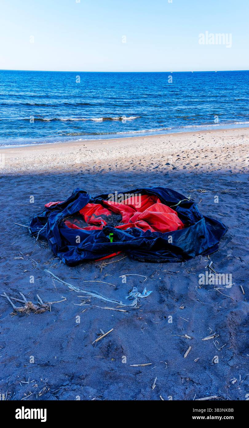 Zattera gonfiabile rotta,spiaggia, simbolo,migranti,morti,Mar Mediterraneo, vita migliore, Europa, Almeria, Andalusia, Spagna, Europa, zattera gonfiabile, gonfiabile Foto Stock