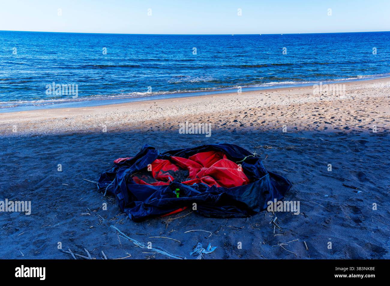 Zattera gonfiabile rotta,spiaggia, simbolo,migranti,morti,Mar Mediterraneo, vita migliore, Europa, Almeria, Andalusia, Spagna, Europa, zattera gonfiabile, gonfiabile Foto Stock