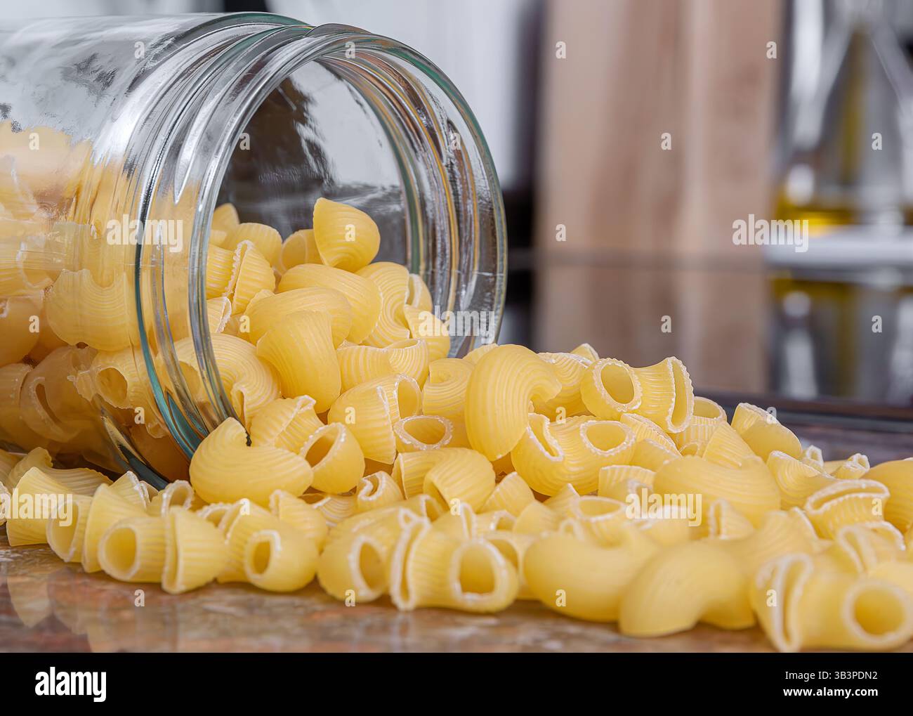 Pasta artigianale in vaso di vetro pronta per la cottura. Foto Stock