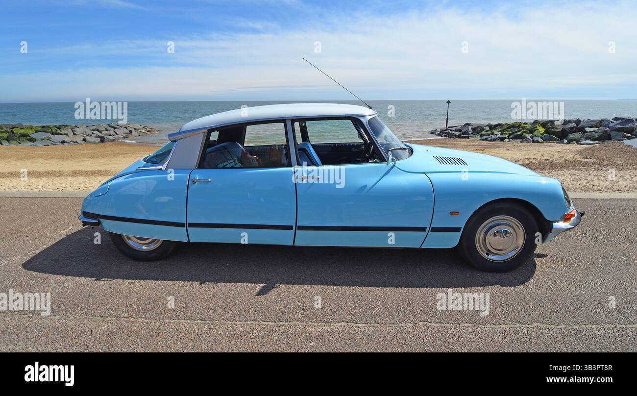 Classic Citroën DS D Motor Car parcheggiata sulla spiaggia di fronte al mare e sul mare sullo sfondo Foto Stock
