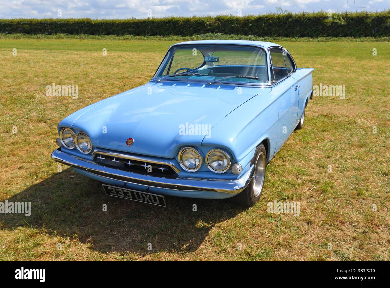 Classica Ford Consul Capri parcheggiata sull'erba Foto Stock