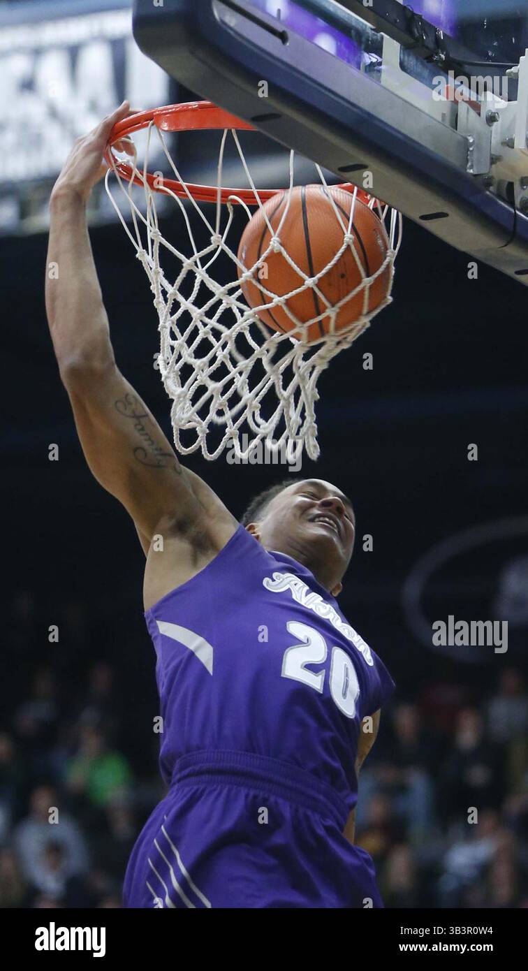 23 gennaio 2018 - Akron, OH, USA - Eric Parrish di Akron si aggira per due punti contro l'Ohio durante il primo tempo martedì 23 gennaio 2018 alla James A. Rhodes Arena di Akron, Ohio. (Immagine di credito: © Karen Schiely/TNS via ZUMA Wire) Foto Stock