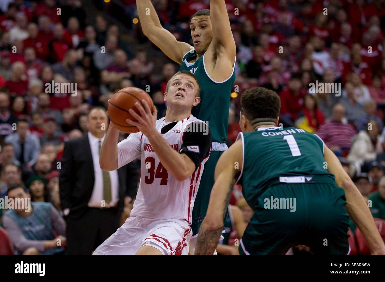 23 dicembre 2017: La guardia dei Wisconsin Badgers Brad Davison n. 34 va a segno tra due difensori dei Phoenix durante la partita di pallacanestro NCAA tra i Green Bay Phoenix e i Wisconsin Badgers al Kohl Center di Madison, WISCONSIN. Wisconsin sconfisse Green Bay 81-60. John Fisher/CSM(immagine di credito: &Copy; John Fisher/CSM tramite cavo ZUMA) Foto Stock