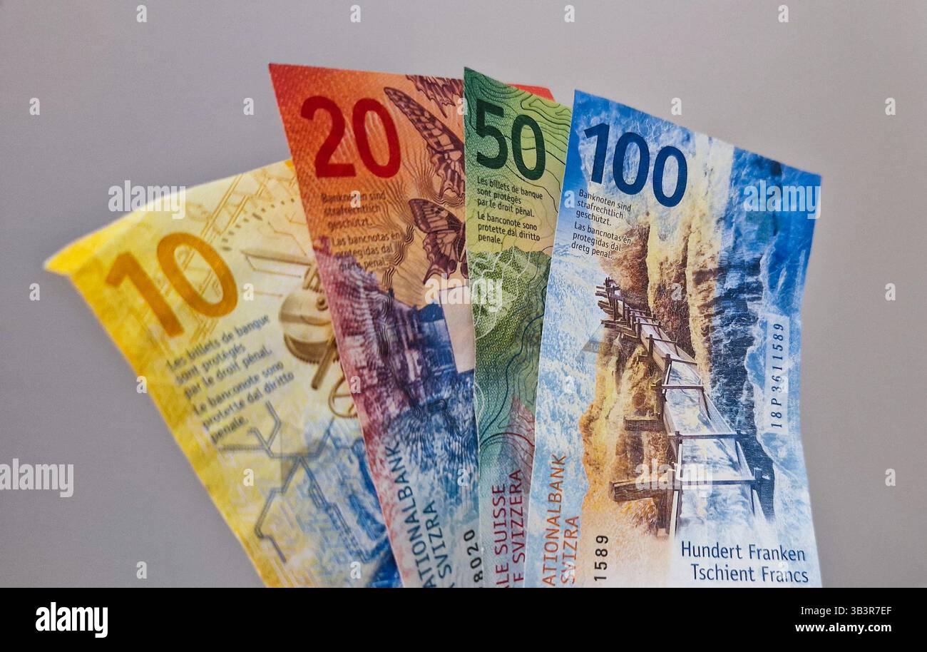 Valuta in contanti della Svizzera. Franchi svizzeri CHF cartamoneta. Concetto di sistema bancario o di pagamento svizzero, economia e finanza. - Immagine stock catturata con smartphone