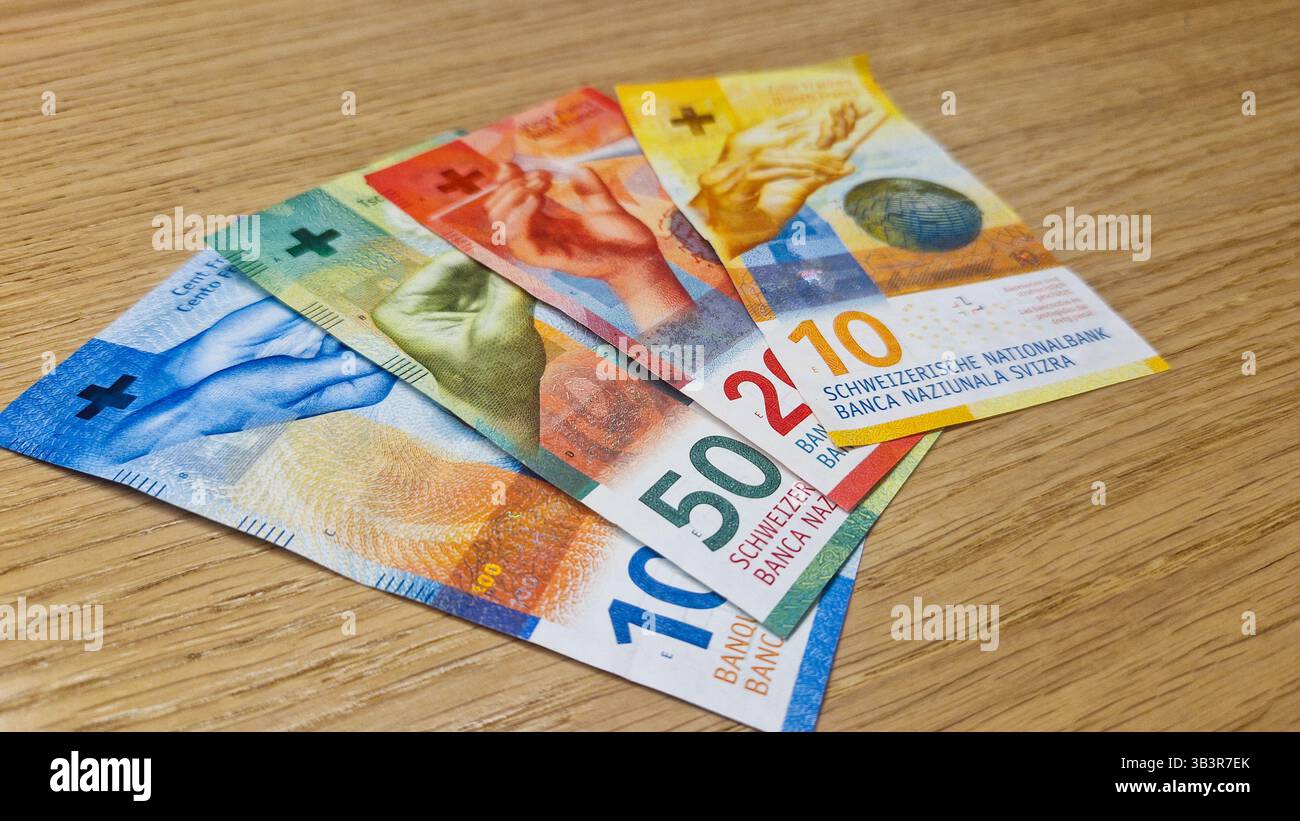 Valuta in contanti della Svizzera. Franchi svizzeri CHF cartamoneta. Concetto di sistema bancario o di pagamento svizzero, economia e finanza. - Immagine stock catturata con smartphone