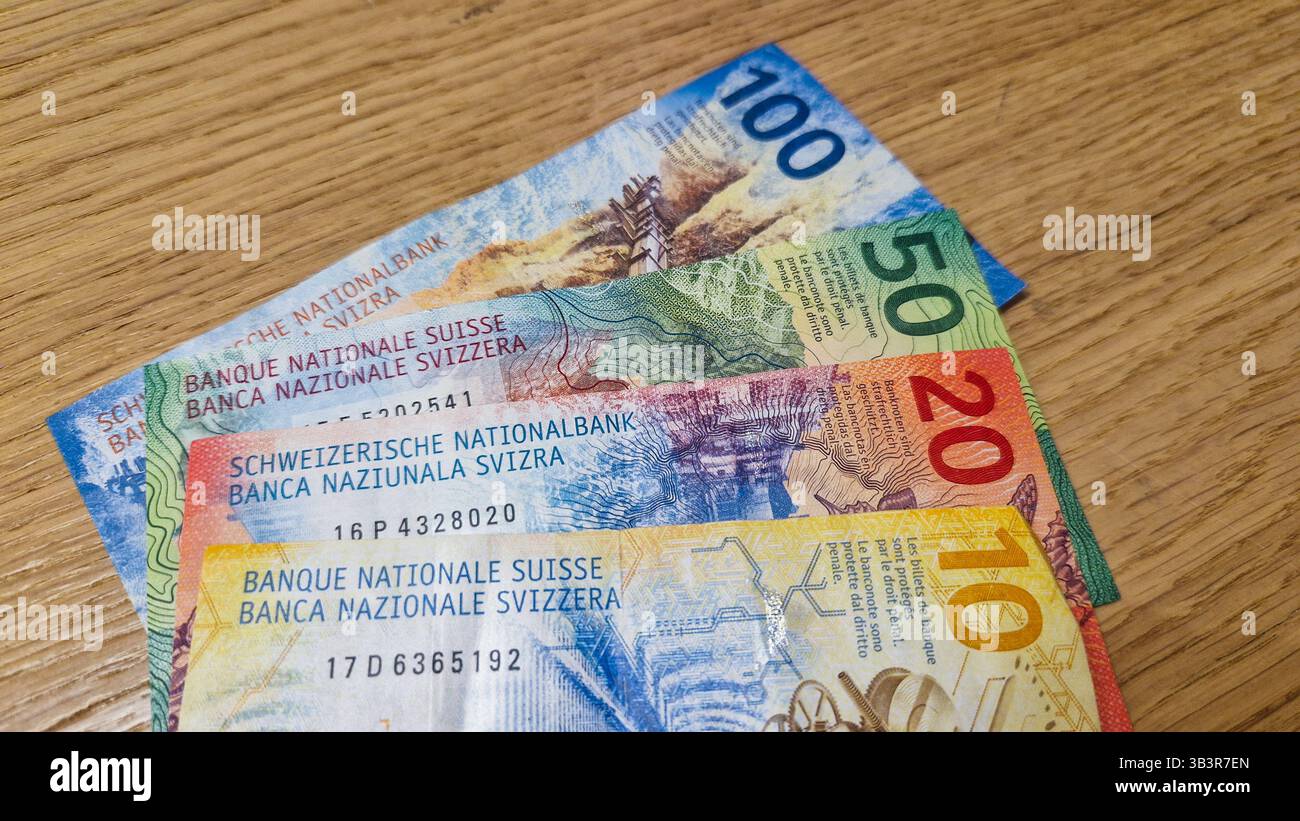 Valuta in contanti della Svizzera. Franchi svizzeri CHF cartamoneta. Concetto di sistema bancario o di pagamento svizzero, economia e finanza. - Immagine stock catturata con smartphone