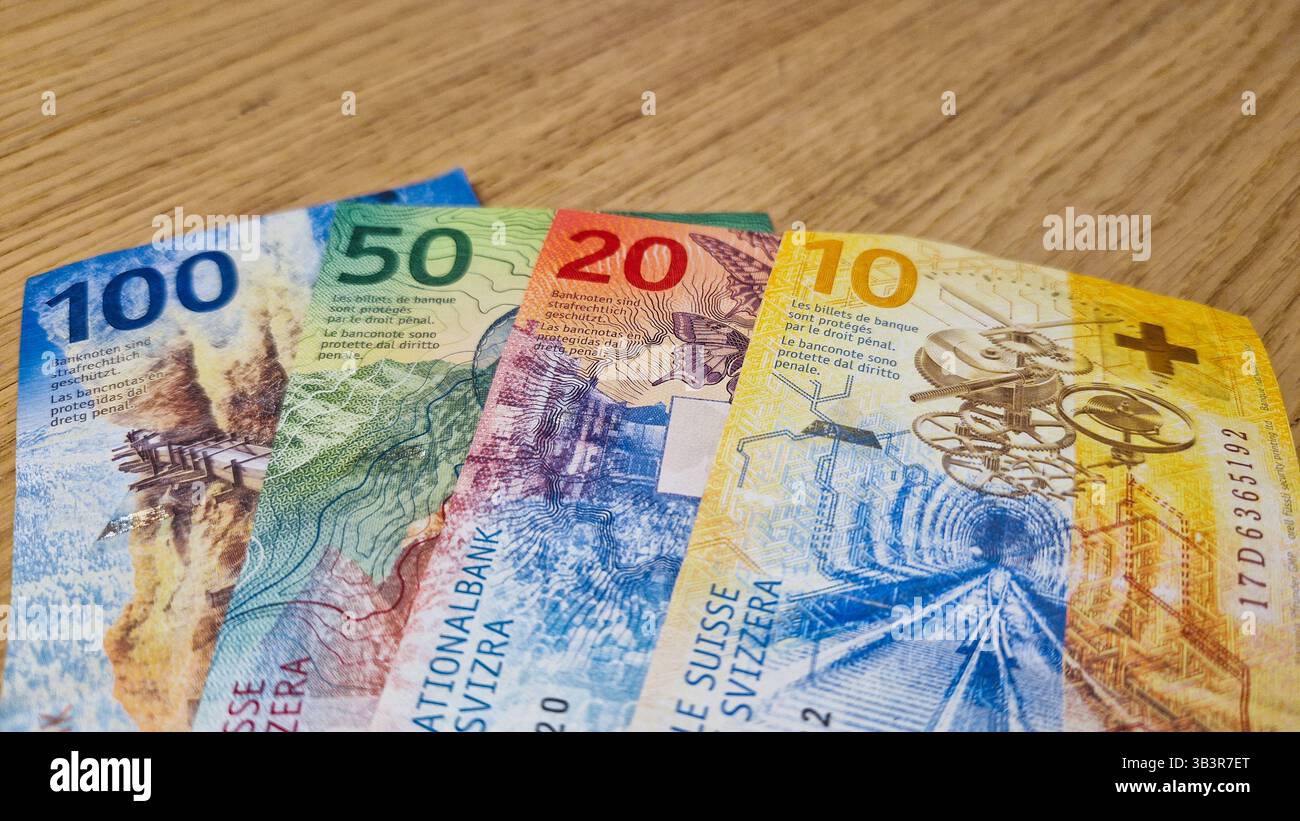 Valuta in contanti della Svizzera. Franchi svizzeri CHF cartamoneta. Concetto di sistema bancario o di pagamento svizzero, economia e finanza. - Immagine stock catturata con smartphone