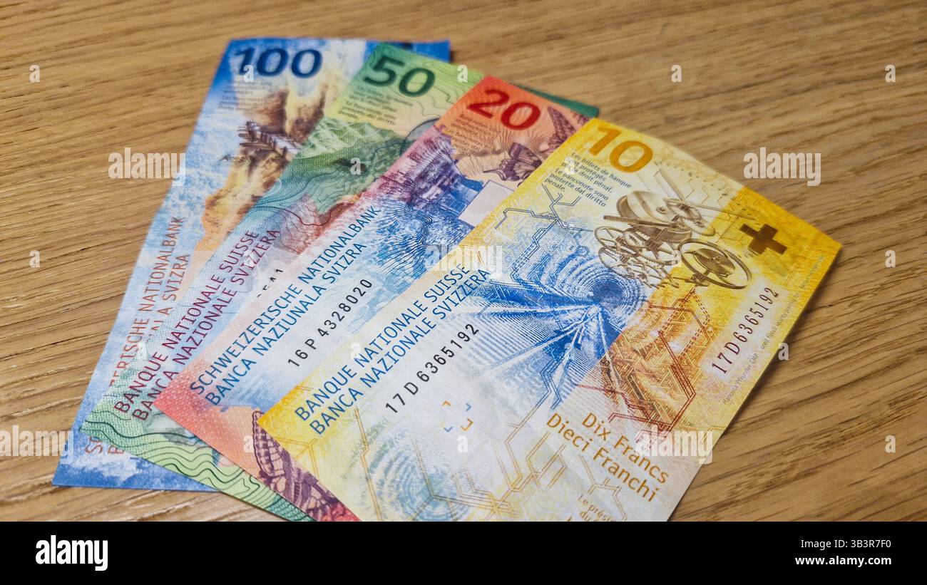 Valuta in contanti della Svizzera. Franchi svizzeri CHF cartamoneta. Concetto di sistema bancario o di pagamento svizzero, economia e finanza. - Immagine stock catturata con smartphone