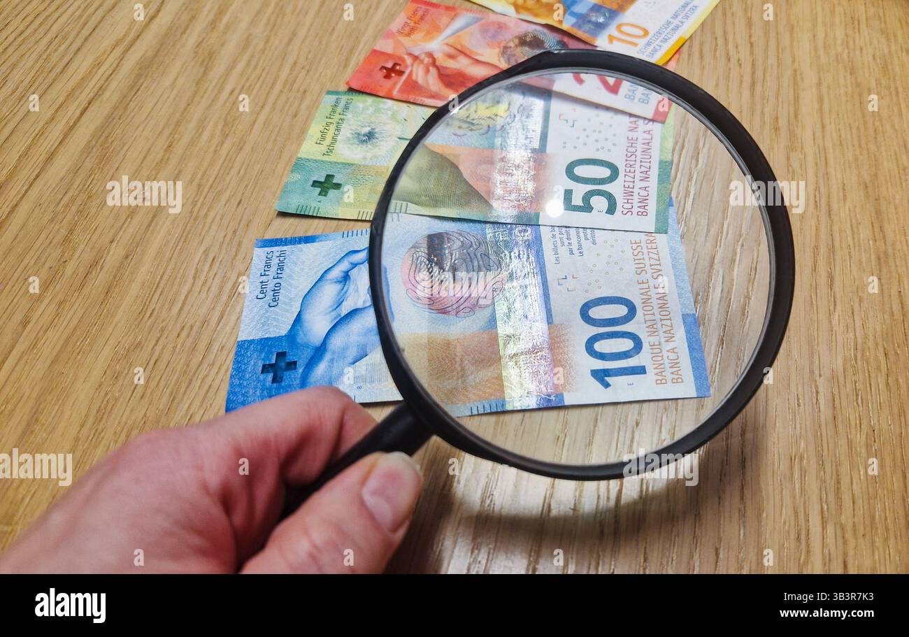 Valuta in contanti della Svizzera. Franchi svizzeri CHF cartamoneta. Concetto di sistema bancario o di pagamento svizzero, economia e finanza. - Immagine stock catturata con smartphone