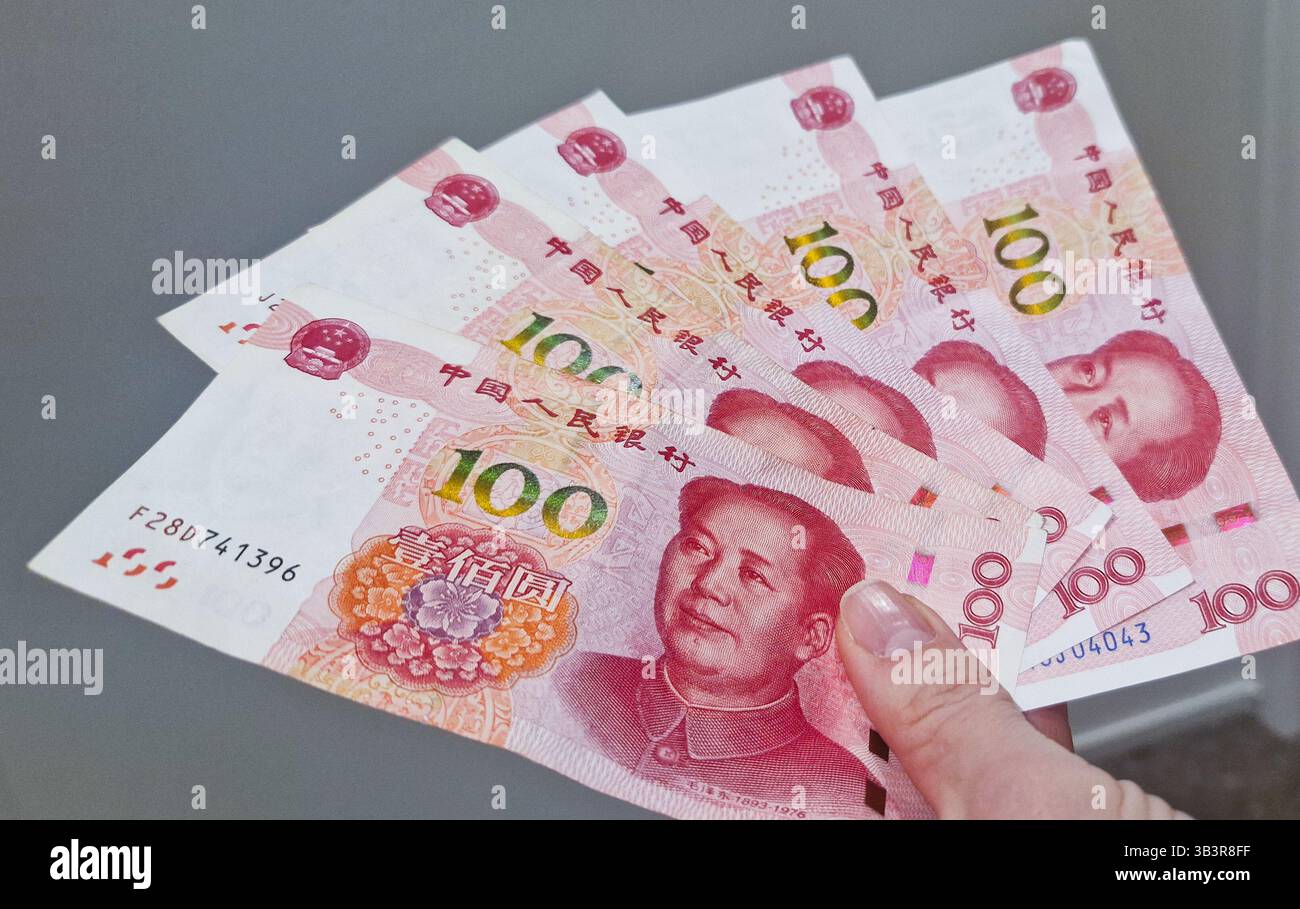 Banconote in Yuan renminbi cinesi, cartamoneta, valuta della Banca di Cina. Sistema finanziario cinese. Concetto di reddito e pagamenti. - Immagine stock catturata con smartphone