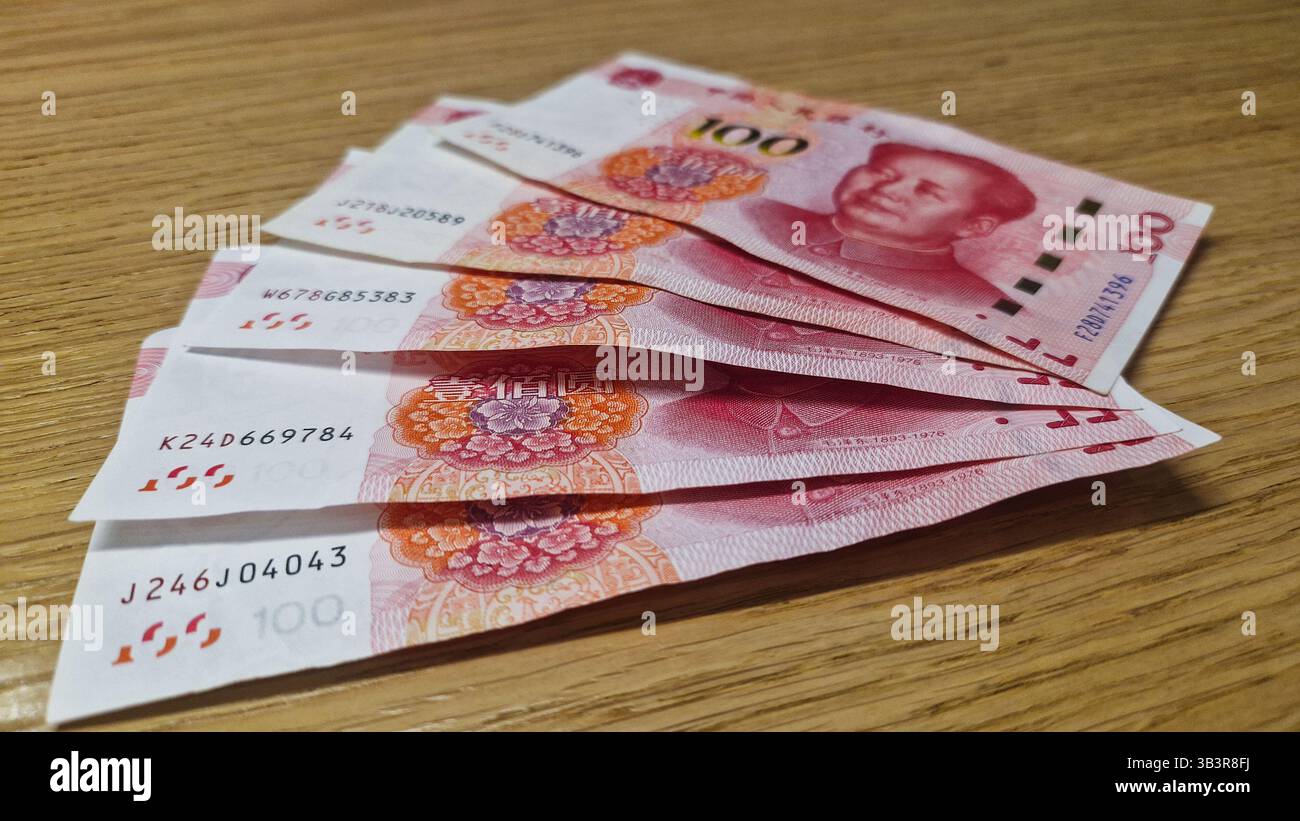 Banconote in Yuan renminbi cinesi, cartamoneta, valuta della Banca di Cina. Sistema finanziario cinese. Concetto di reddito e pagamenti. - Immagine stock catturata con smartphone