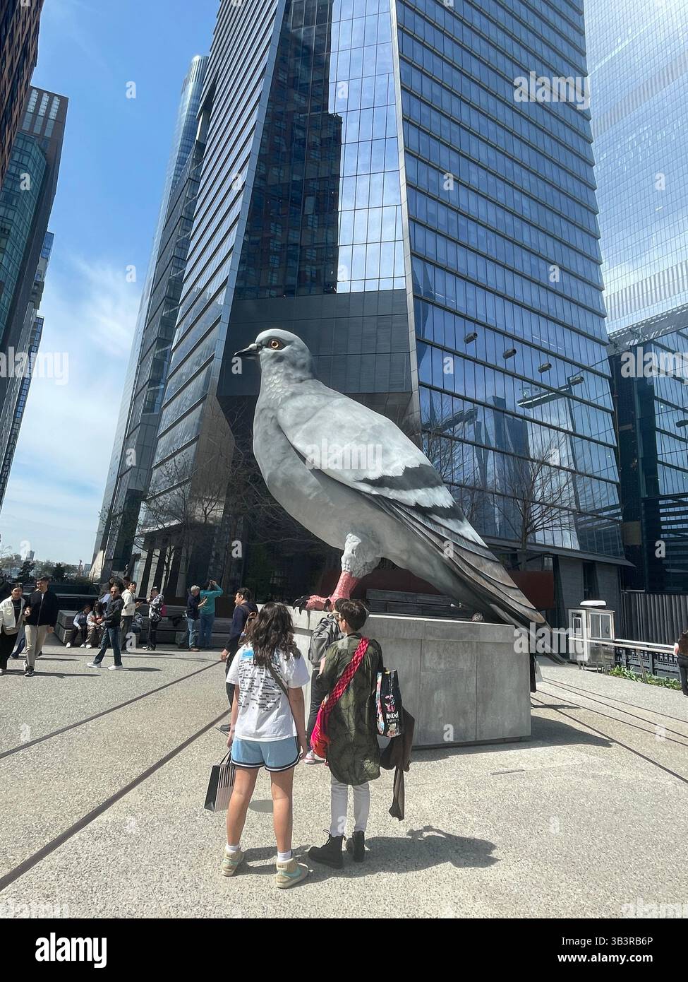 L'enorme opera d'arte pubblica, Dinosaur, si trova sullo sperone della linea principale a Hudson Yards, 2025, New York City, Stati Uniti Foto Stock