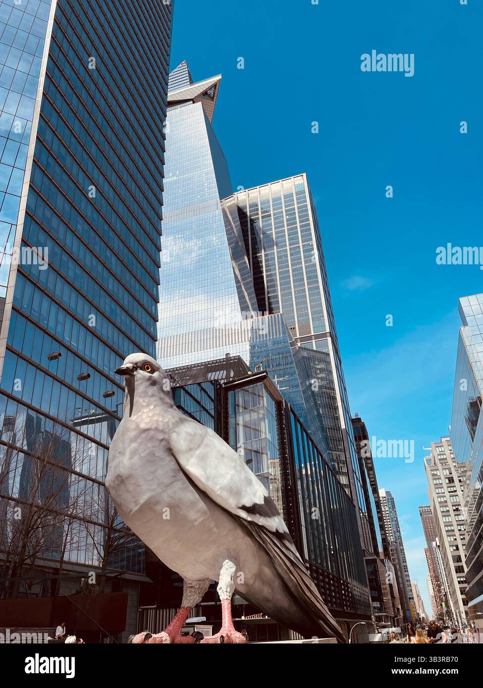 L'enorme opera d'arte pubblica, Dinosaur, si trova sullo sperone della linea principale a Hudson Yards, 2025, New York City, Stati Uniti Foto Stock