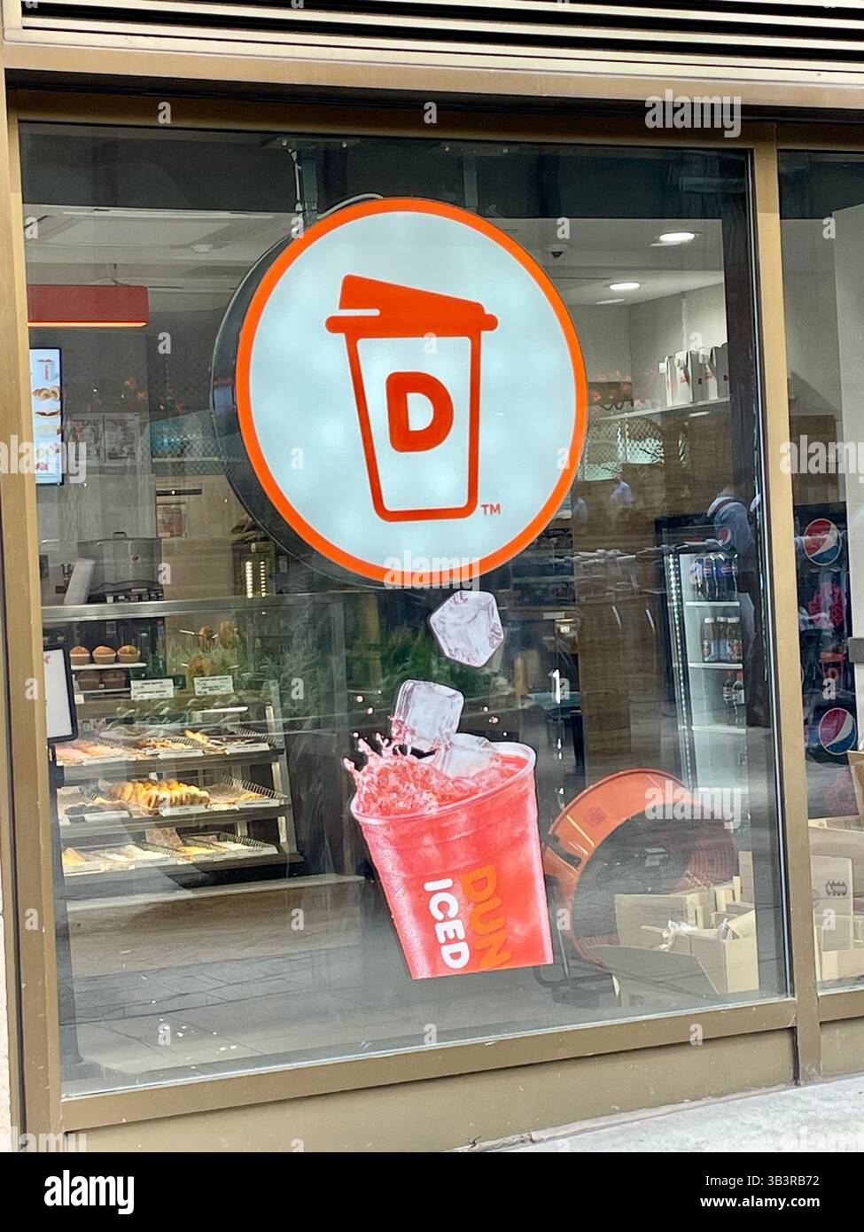 Dunkin Donuts Coffeehouse Restaurant, ingresso frontale esterno in Pershing Square, NYC, 2025, USA - Immagine stock catturata con smartphone