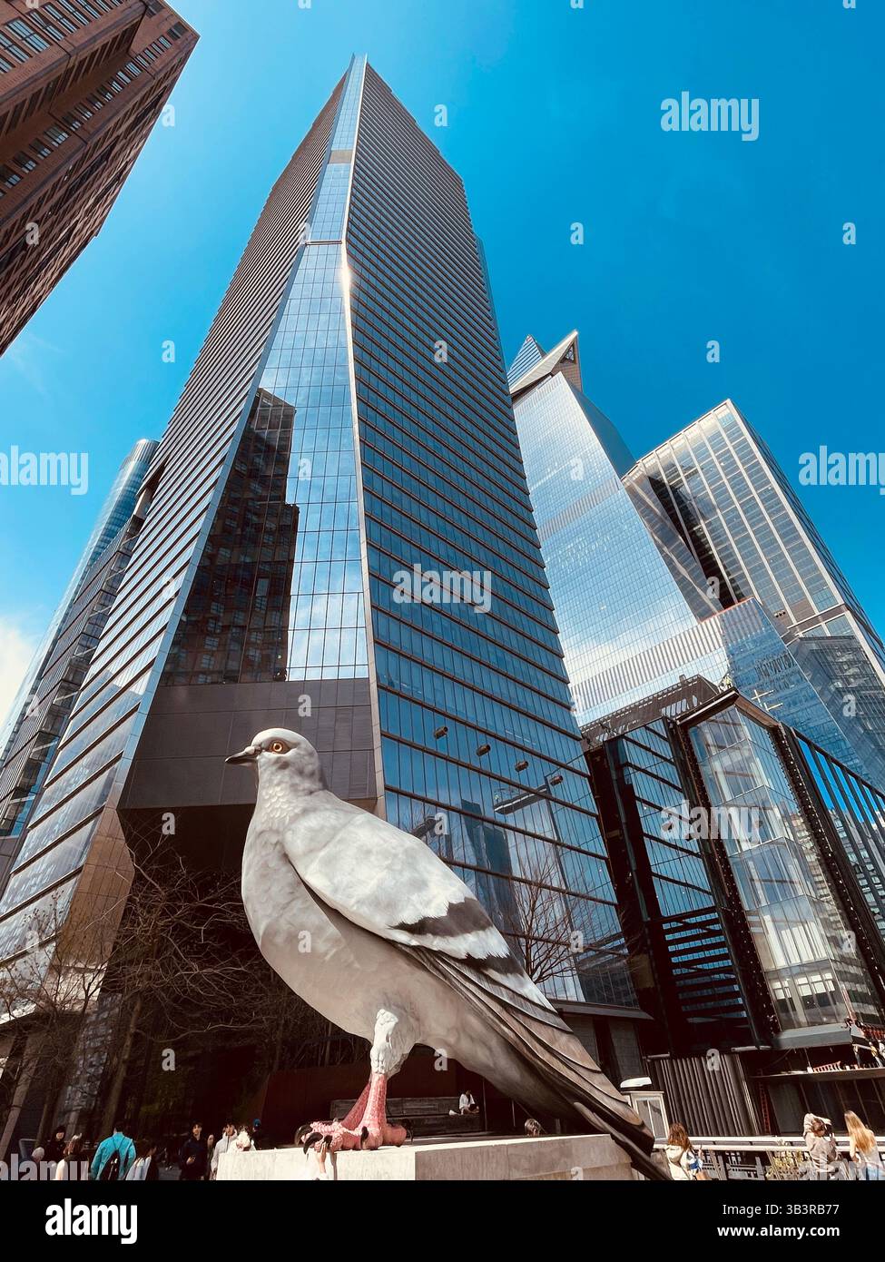 L'enorme opera d'arte pubblica, Dinosaur, si trova sullo sperone della linea principale a Hudson Yards, 2025, New York City, Stati Uniti Foto Stock