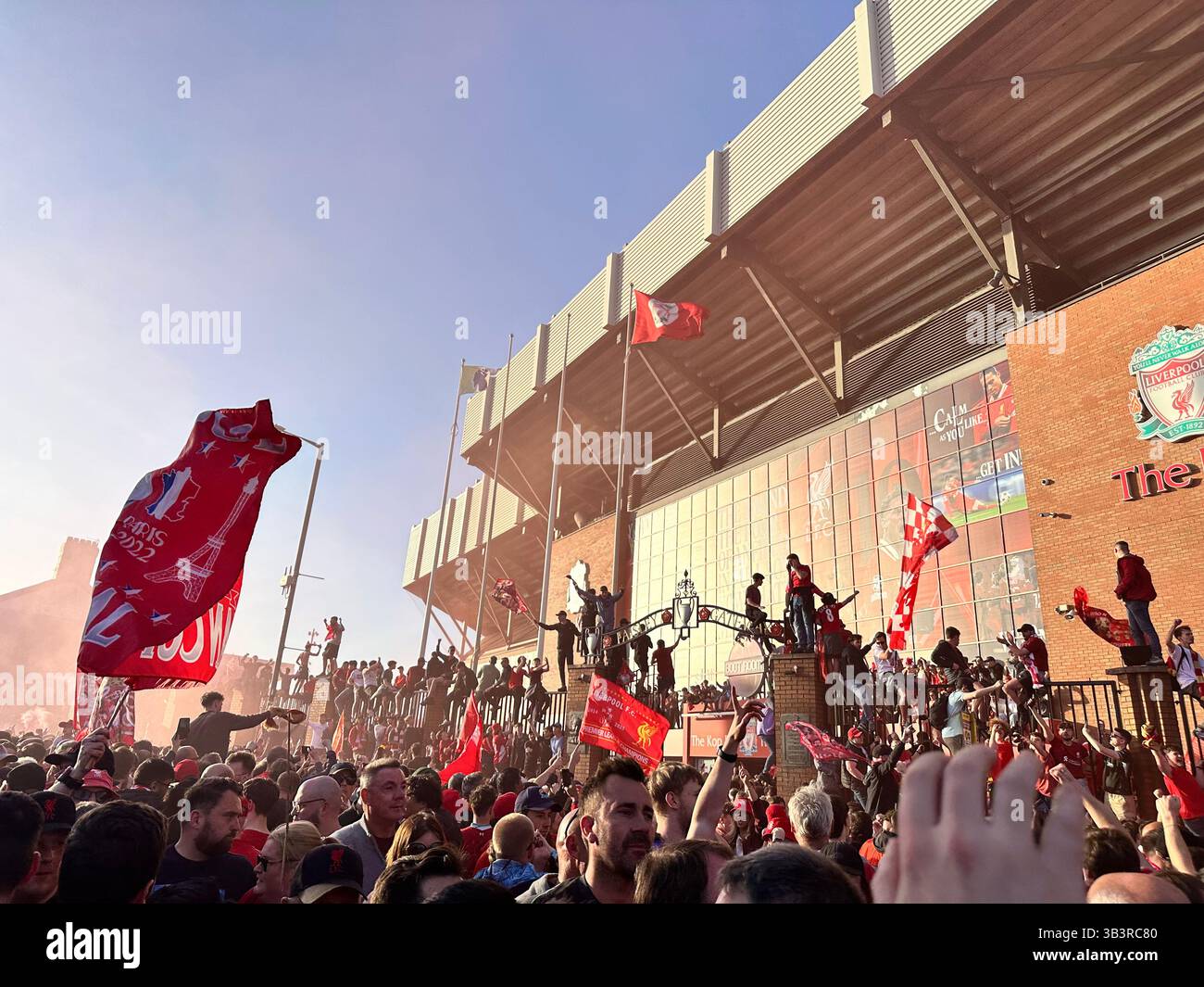 I tifosi festeggiano la vittoria della Premier League nelle strade fuori Anfield con bandiere e razzi rossi, 27 aprile 2025. - Immagine stock catturata con smartphone