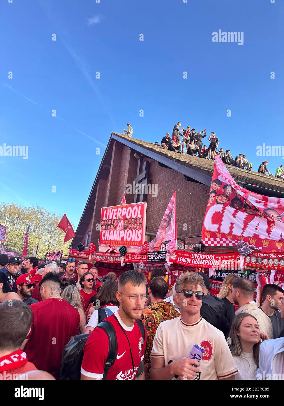 Tifosi del Liverpool che festeggiano la vittoria della Premier League con bandiere, razzi e arrampicate sui tetti, 27 aprile 2025 - Immagine stock catturata con smartphone