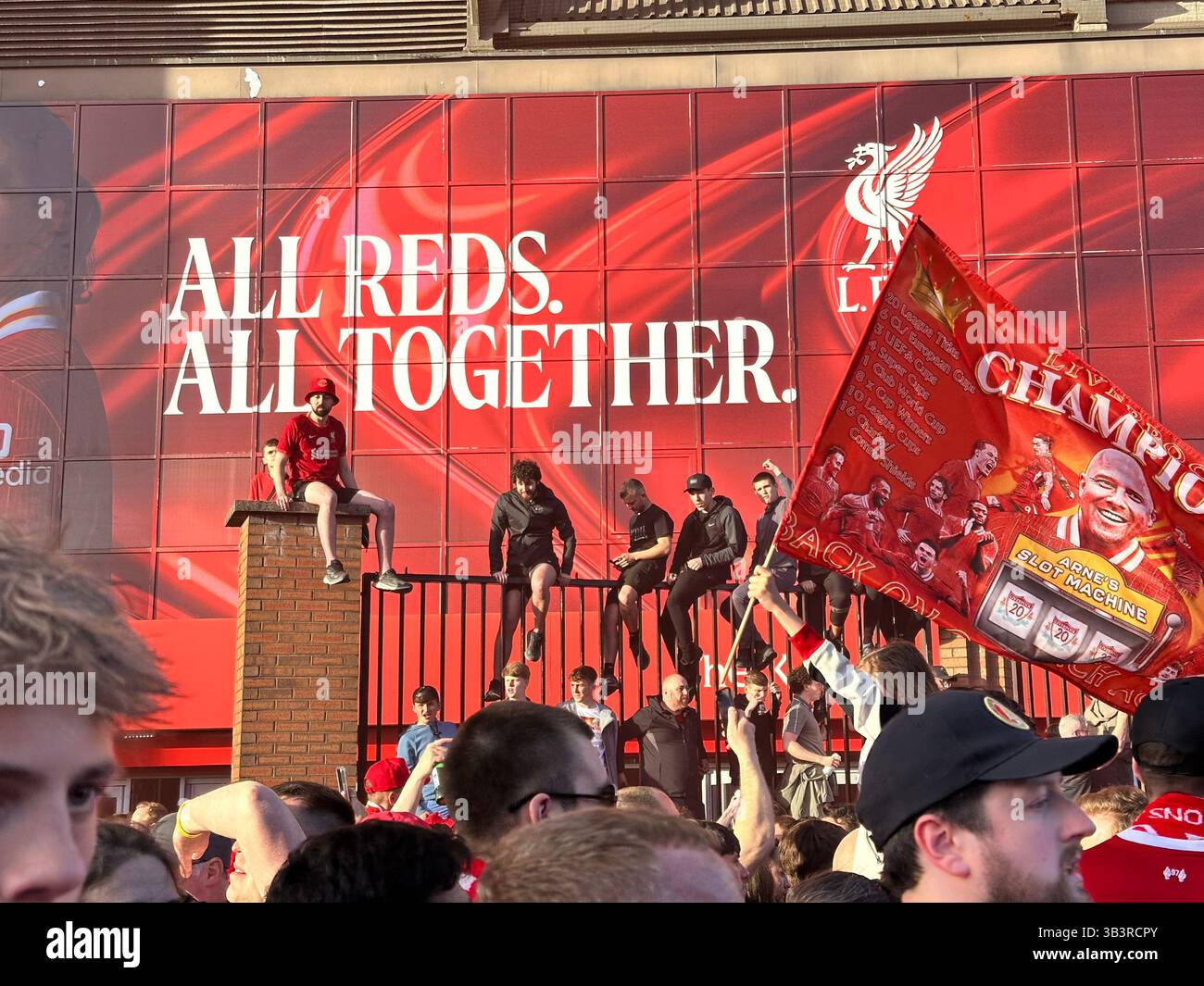 I tifosi del Liverpool festeggiano fuori Anfield il giorno in cui hanno vinto la Premier League, il 27 aprile 2025 - Immagine stock catturata con smartphone