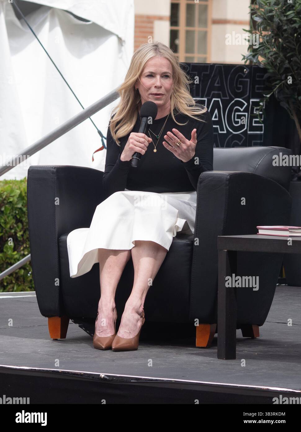 Chelsea Handler parla del suo nuovo libro, i'll Have What She's Having, al Los Angeles Times Festival of Books di Los Angeles, California, il 27 aprile 2025. Foto di Francis Specker Foto Stock