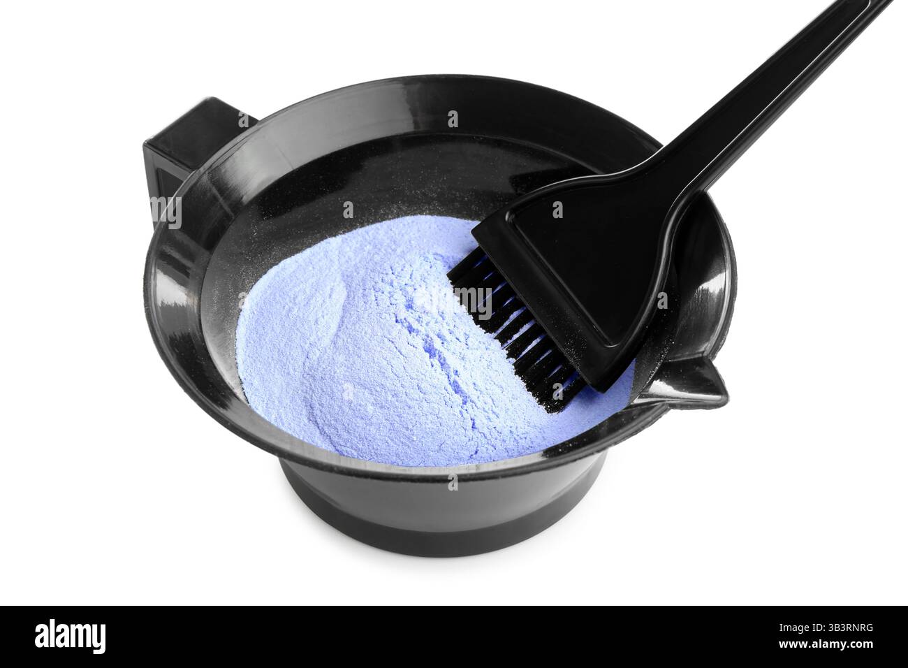 Recipiente con polvere sbiancante per capelli e spazzola isolata su bianco Foto Stock