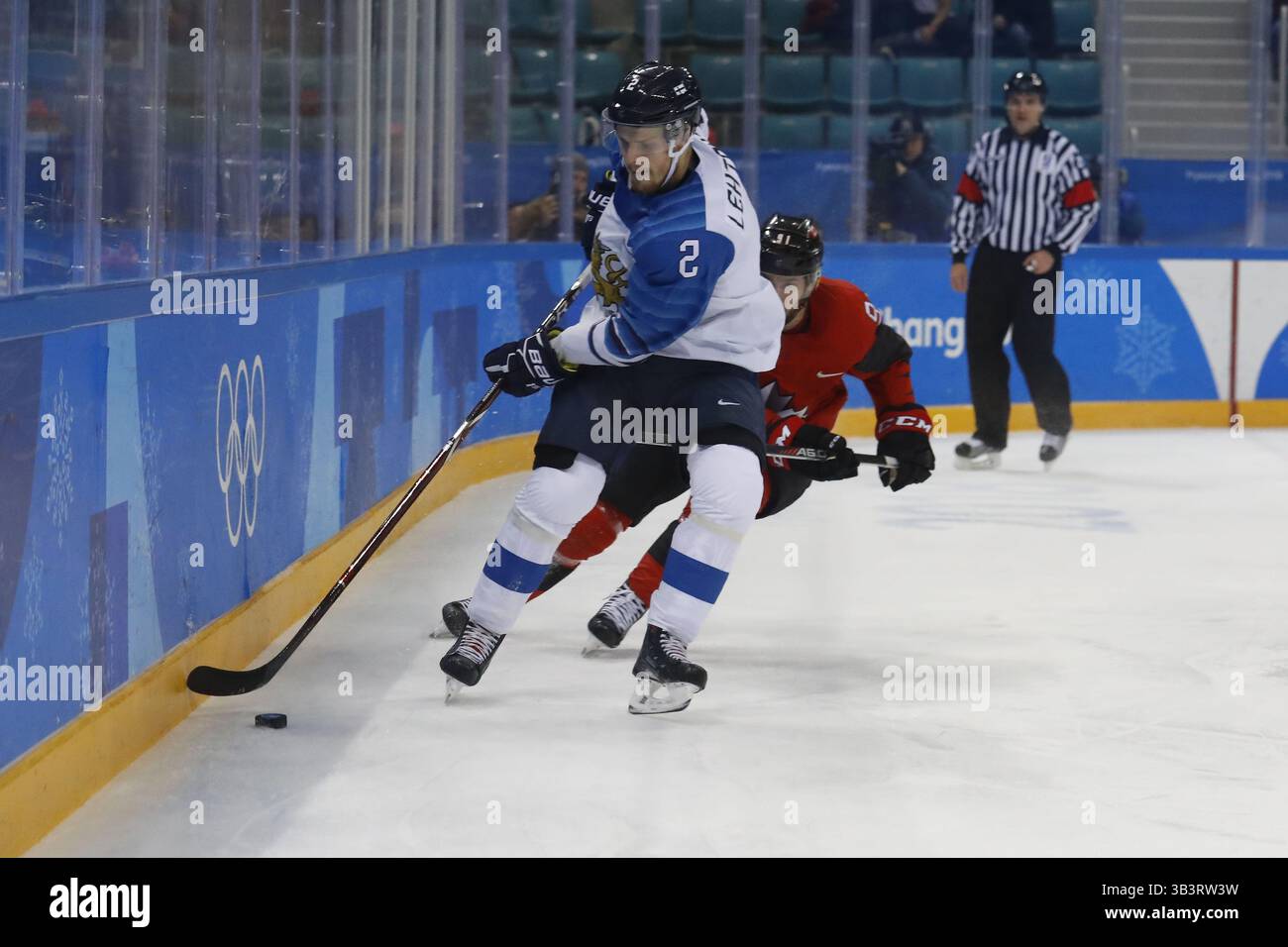 21 febbraio 2018 - Pyeongchang, COREA - il difensore finlandese Mikko Lehtonen (2) e l'attaccante canadese Linden Vey (91) nei quarti di finale maschile di hockey tra Finlandia e Canada ai Giochi Olimpici invernali di Pyeongchang 2018 al Gangneung Hockey Centre. Il Canada ha battuto la Finlandia 1-0. (Immagine di credito: © David McIntyre via ZUMA Wire) Foto Stock