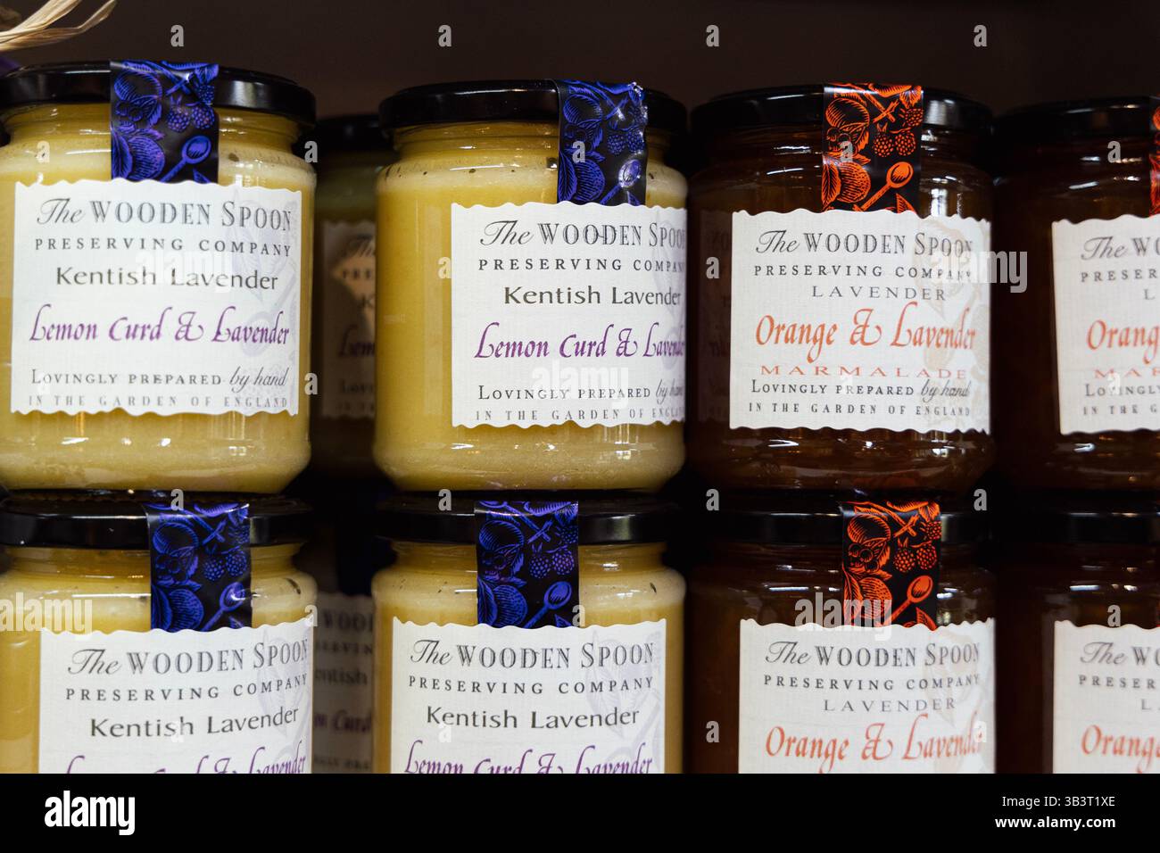 Cagliata di limone con lavanda e marmellata d'arancia con lavanda al Castle Farm Shop, Lullingstone, Kent, Inghilterra Foto Stock