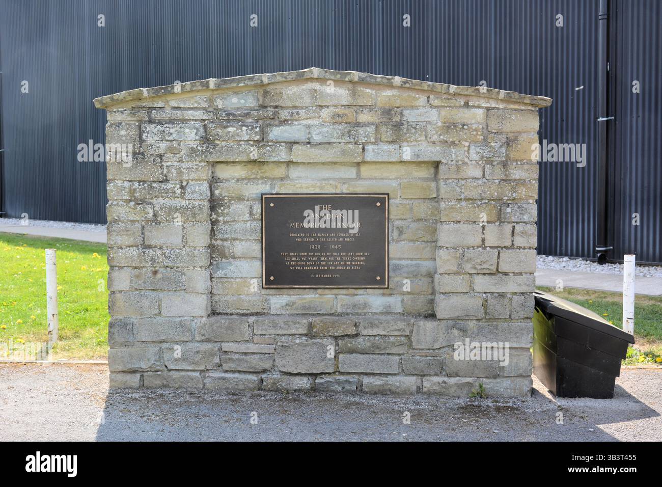 Questo commovente memoriale dedicato ai membri delle forze aeree alleate nella seconda guerra mondiale è fuori dal Canadian Memorial Hangar presso lo Yorkshire Air Museum, Elvington, York Foto Stock