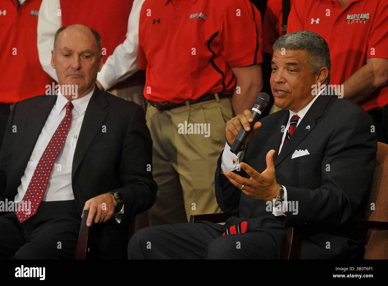 19 novembre 2012 - College Park, MD, USA - la domanda dell'Università del Maryland di aderire al Big 10 è stata approvata, ponendo fine alla sua tradizione ACC. Qui, rispondendo alle domande di una conferenza stampa del 19 novembre 2012, c'erano il commissario dei Big 10 Jim Delany, a sinistra, e il direttore di atletica del Maryland Kevin Anderson, a destra. (Immagine di credito: © Amy Davis/TNS via ZUMA Wire) Foto Stock