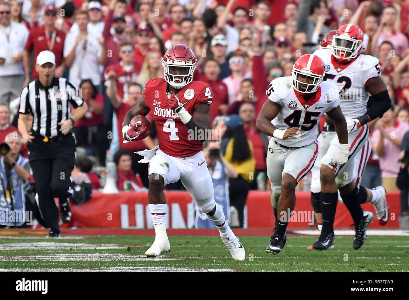 1° gennaio 2018 Pasadena, CA.Oklahoma Sooners running back Trey Sermon #4 corre per 34 yard nel secondo quarto durante la partita di football del 104th Rose Bowl BCS semi Final College tra Oklahoma Sooners e Georgia Bulldogs al Rose Bowl il 1° gennaio 2018 a Pasadena, California..Louis Lopez/CSM(Credit Image: &Copy; Louis Lopez/CSM via ZUMA Wire) Foto Stock