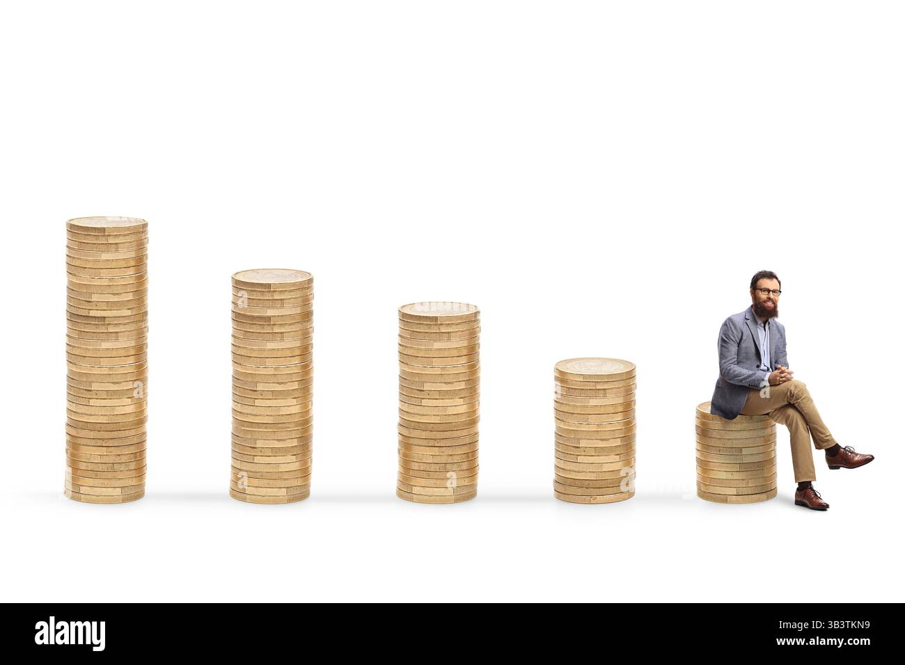 Uomo barbuto seduto su un mucchio di monete isolate su sfondo bianco Foto Stock