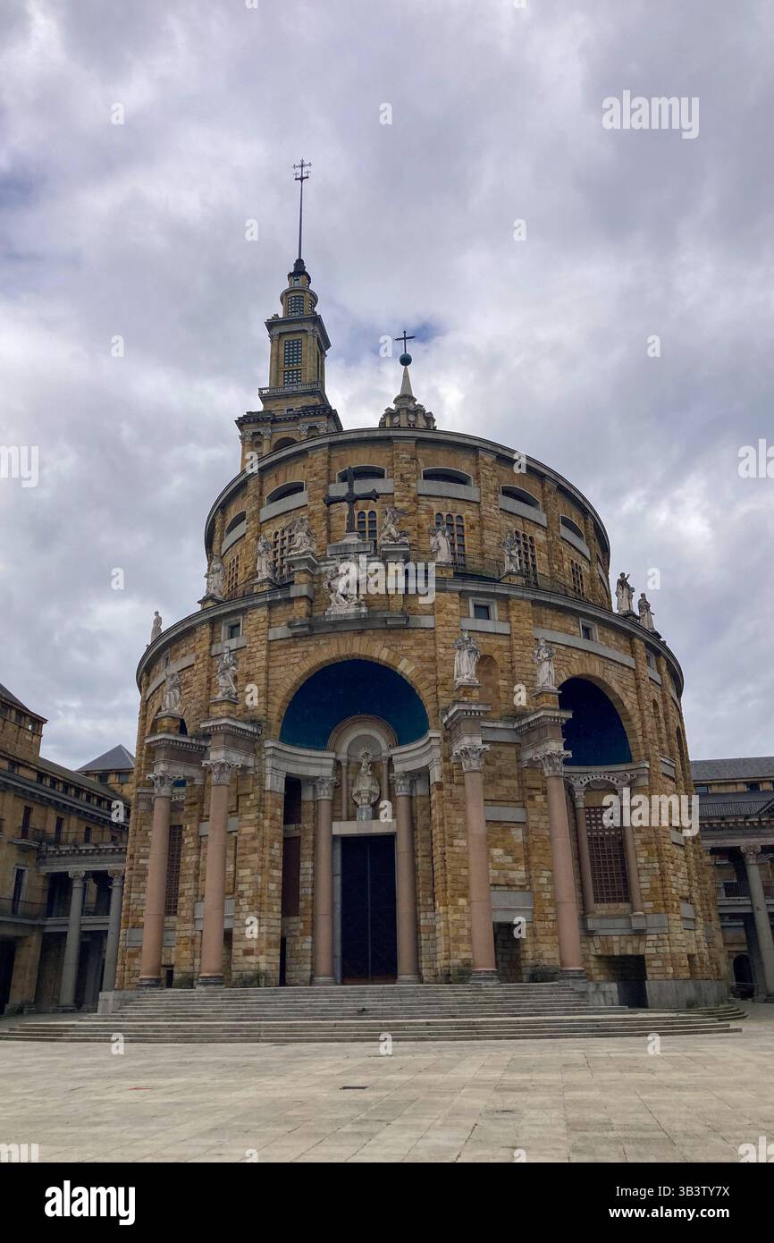 GIJON, SPAGNA - 5 APRILE 2025: Universidad Laboral de Gijón, originariamente costruito come centro educativo per orfani - Immagine stock catturata con smartphone